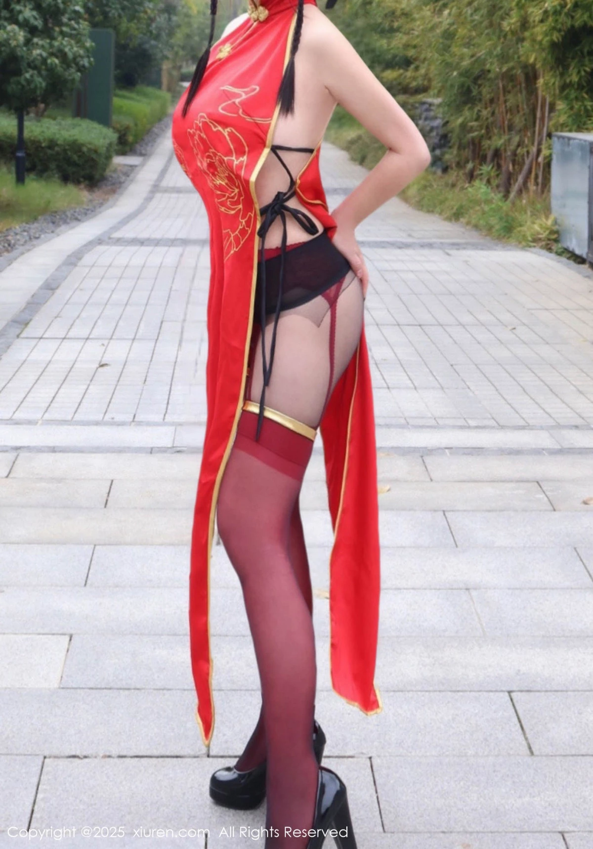 秀人集.com_[XiuRen秀人网]No.9834_模特小薯条nienie性感红色旗袍配红丝吊袜秀曼妙身姿诱惑写真131P