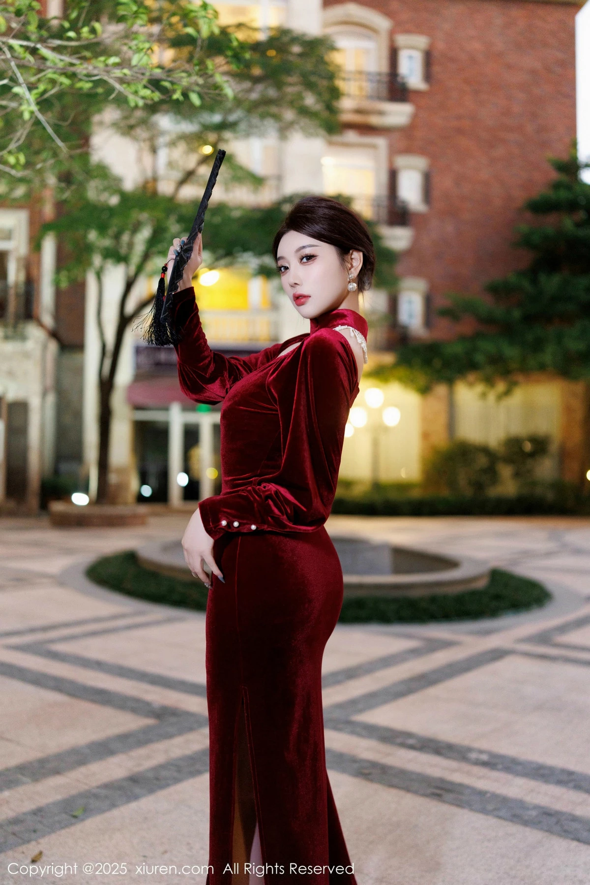 秀人集.com_[XiuRen秀人网]No.9831_女神杨晨晨Yome性感深色旗袍+红色蕾丝内衣秀丰腴身材诱惑写真90P