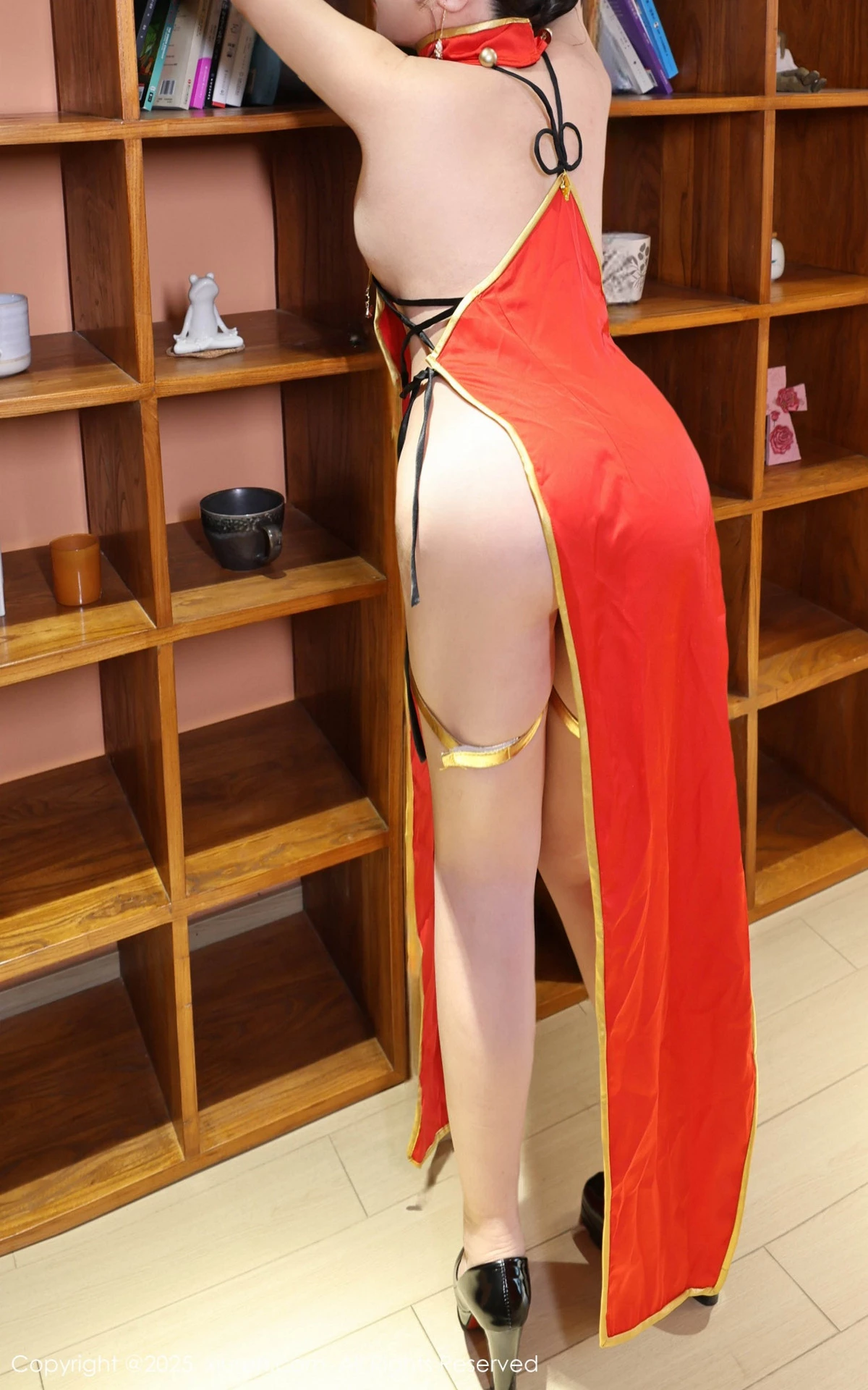 秀人集.com_[XiuRen秀人网]No.9834_模特小薯条nienie性感红色旗袍配红丝吊袜秀曼妙身姿诱惑写真131P