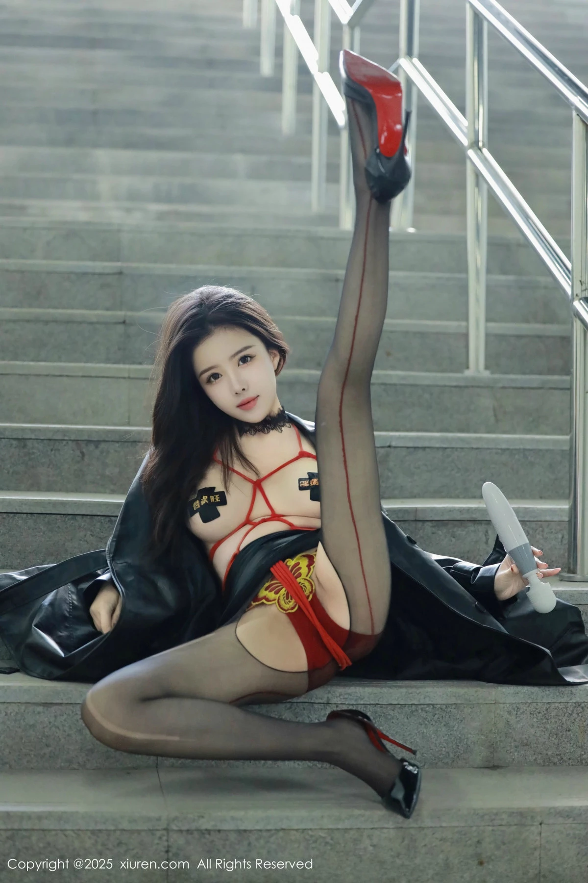 秀人集.com_[XiuRen秀人网]No.9855_模特唐翩翩性感黑色皮大衣露红色情趣服饰配黑丝袜秀美腿诱惑写真90P
