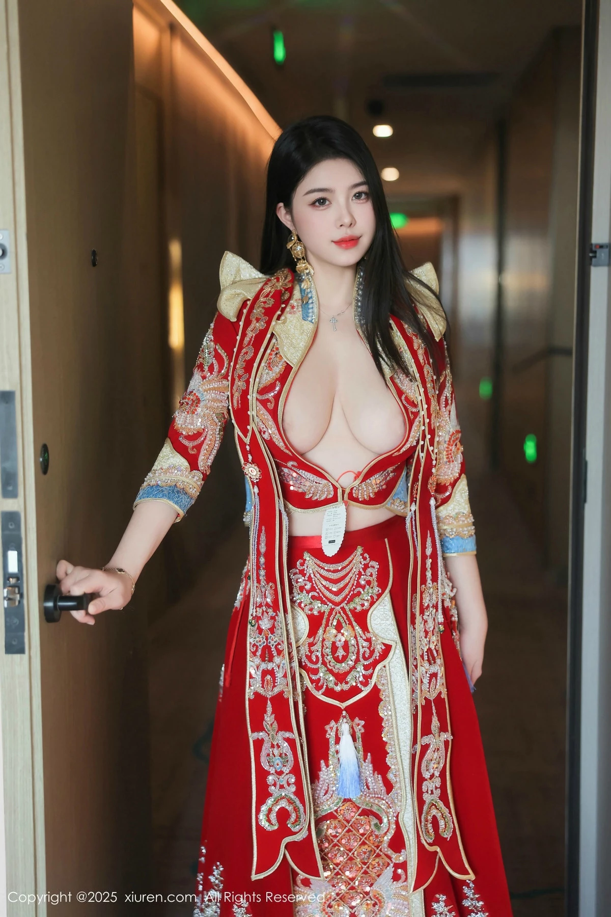 秀人集.com_[XiuRen秀人网]No.9869_模特林若凡F性感红色新娘装配黑丝吊袜半脱秀丰腴身材诱惑写真74P