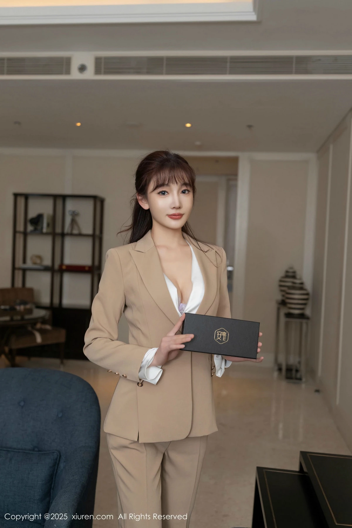 秀人集.com_[XiuRen秀人网]No.9881_模特陆萱萱脱性感浅色西服露超薄肉丝秀柔美身姿迷人诱惑写真82P