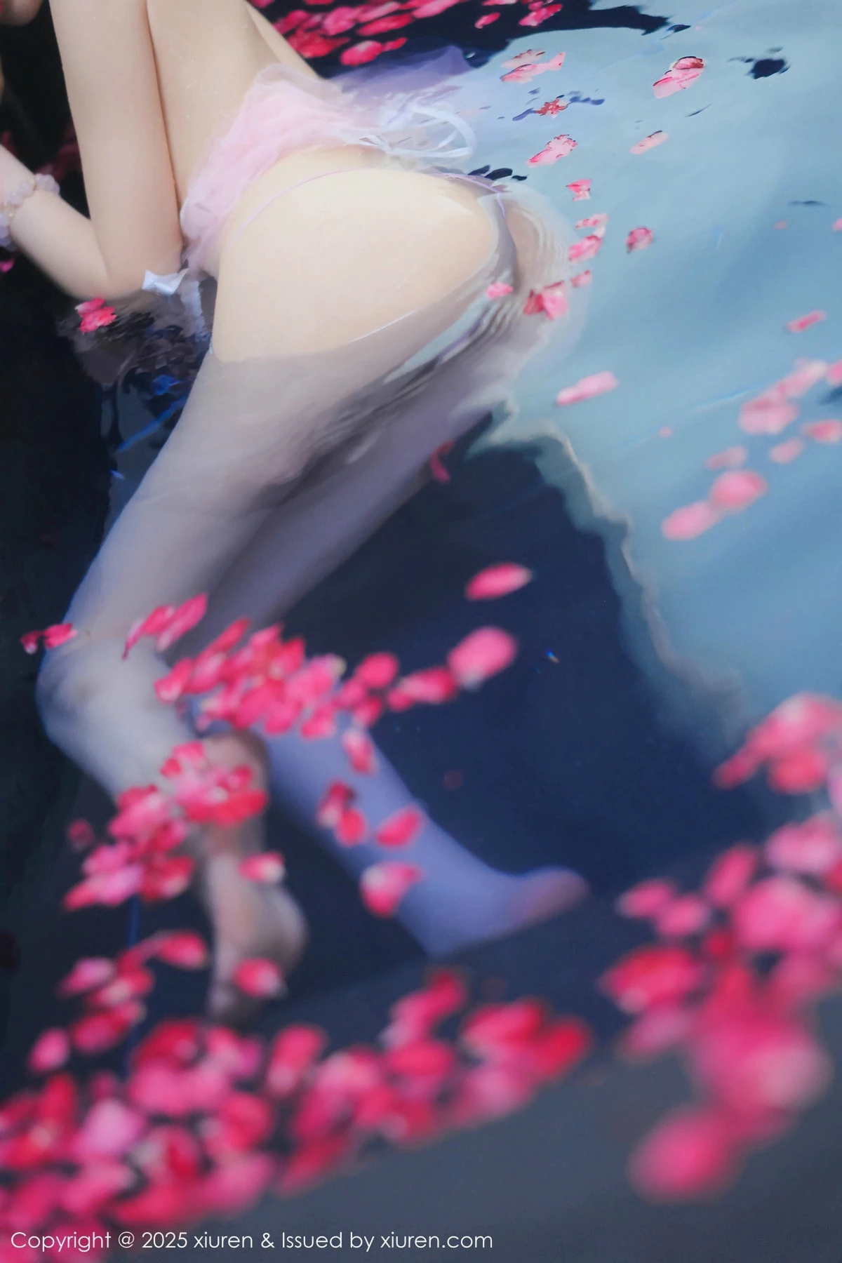 秀人集.com_[XiuRen秀人网]No.9778_模特桃妖夭浴池场景性感白色薄纱服饰花瓣浴秀惹火身材诱惑写真102P