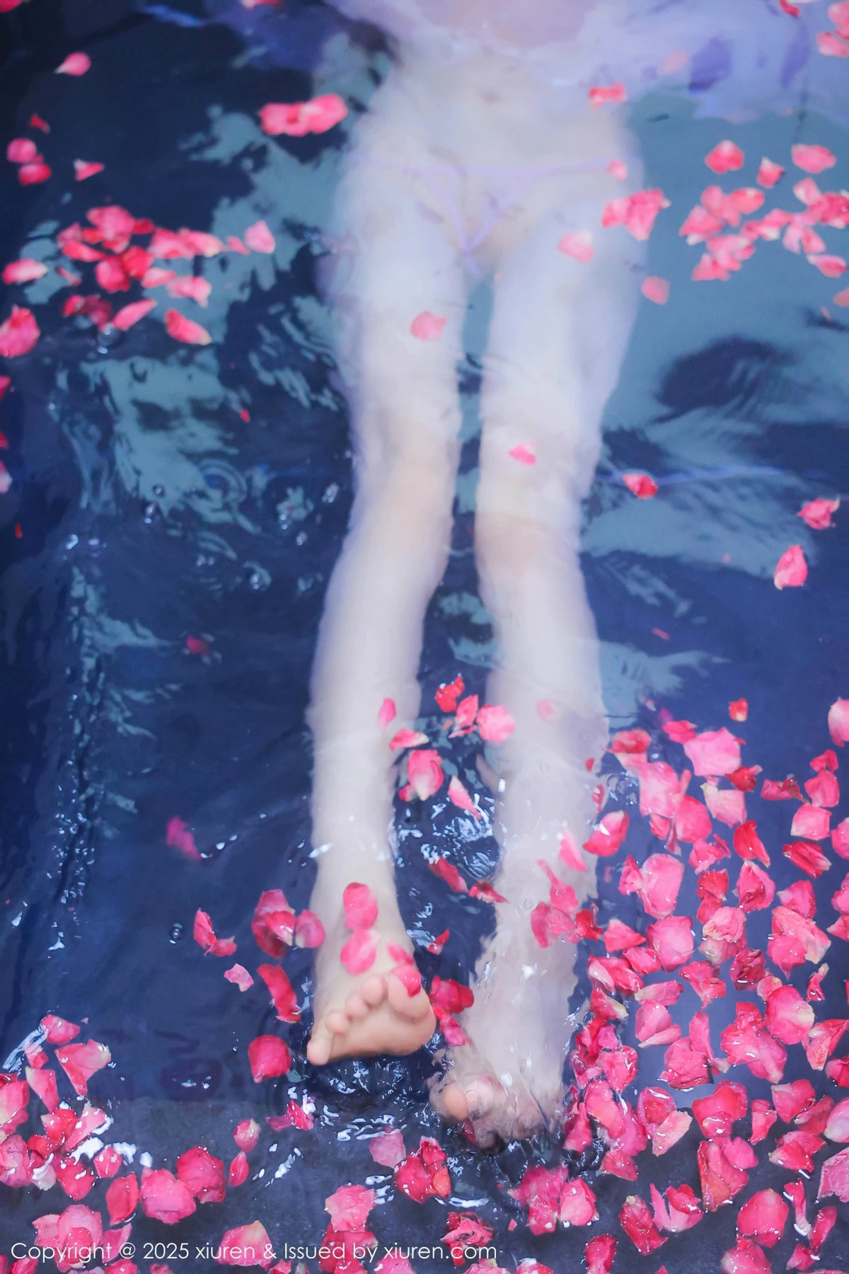 秀人集.com_[XiuRen秀人网]No.9778_模特桃妖夭浴池场景性感白色薄纱服饰花瓣浴秀惹火身材诱惑写真102P