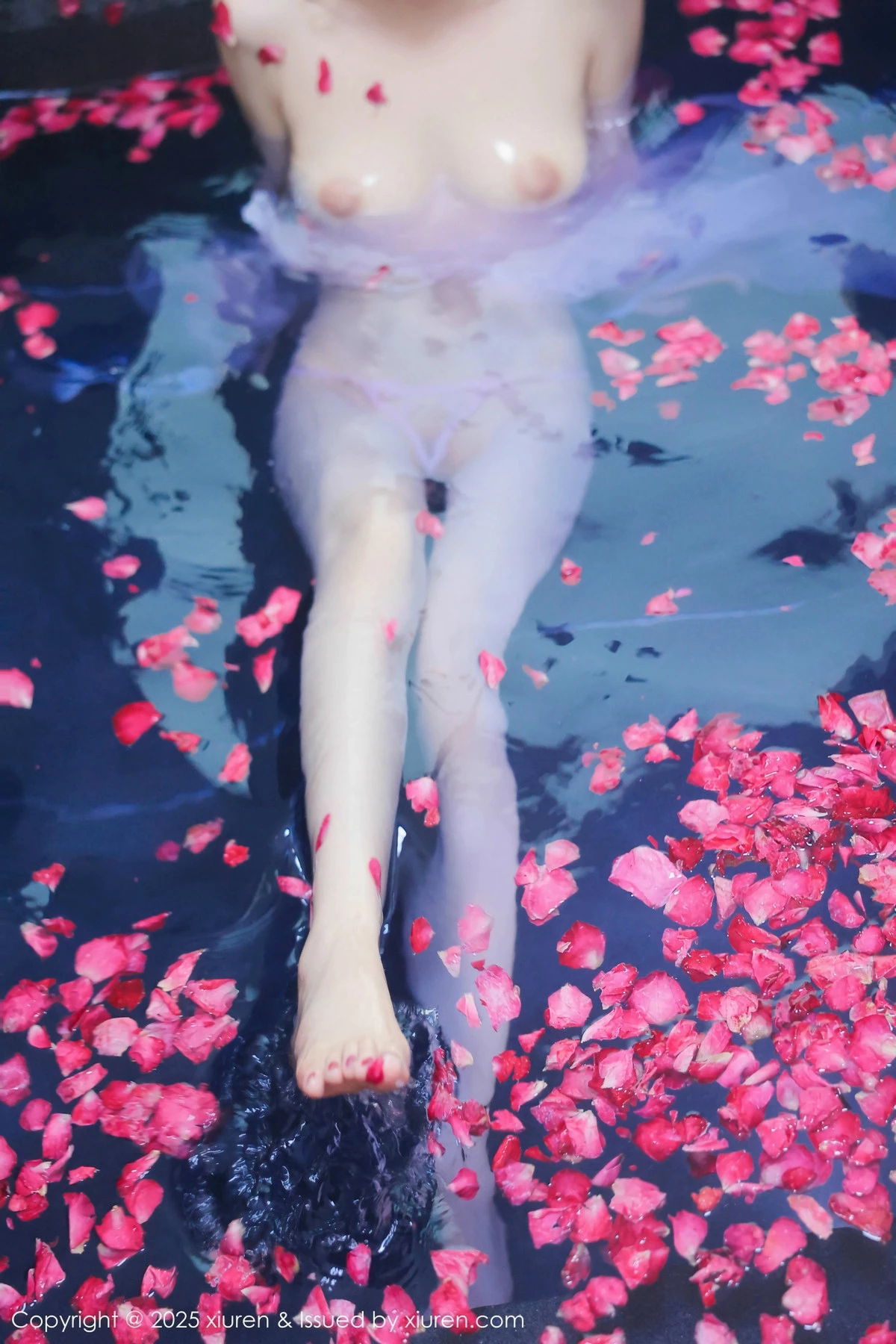 秀人集.com_[XiuRen秀人网]No.9778_模特桃妖夭浴池场景性感白色薄纱服饰花瓣浴秀惹火身材诱惑写真102P