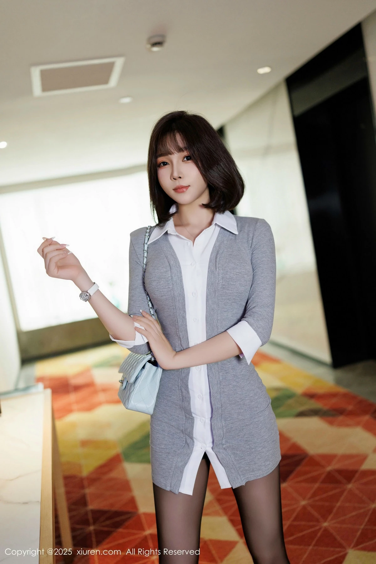 秀人集.com_[XiuRen秀人网]No.9978_女神徐莉芝Booty性感灰色连衣短裙配超薄黑丝秀完美身材诱惑写真92P