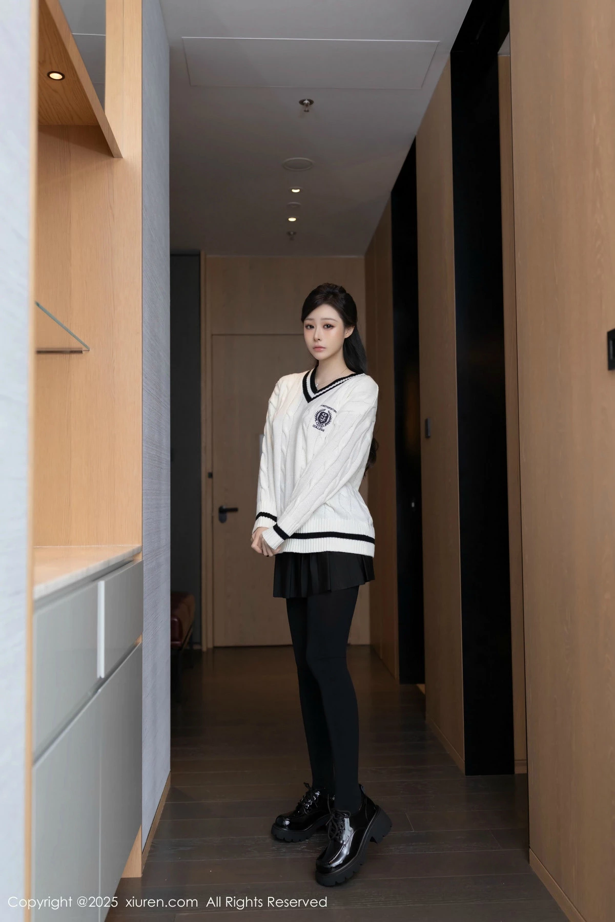 秀人集.com_[XiuRen秀人网]No.9986_模特小逗逗性感白上衣配黑色短裙露超薄黑丝秀曼妙身姿诱惑写真79P