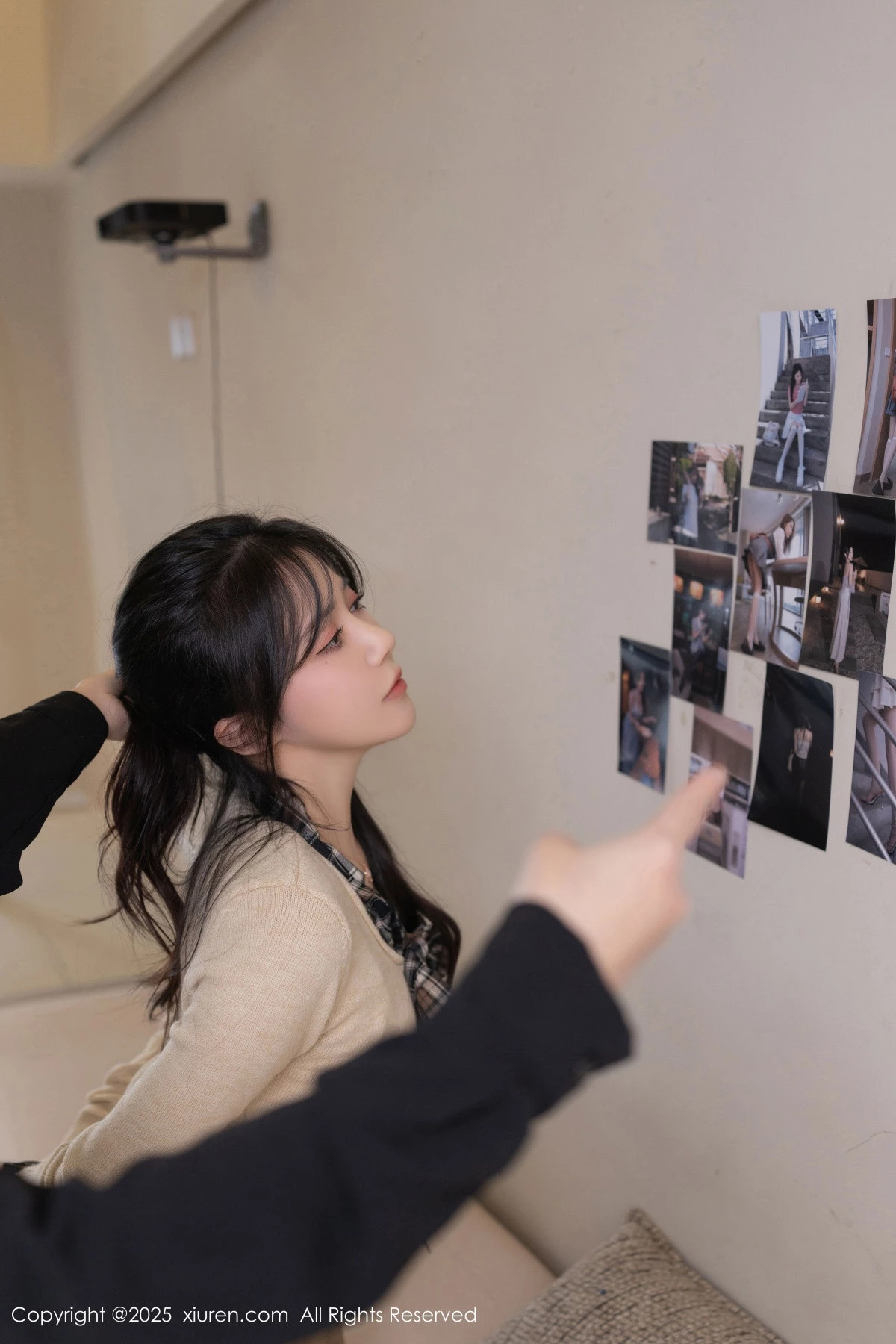 秀人集.com_[XiuRen秀人网]No.9988_模特鱼子酱Fish性感浅色短裙配开档白丝秀曼妙身姿完美诱惑写真82P