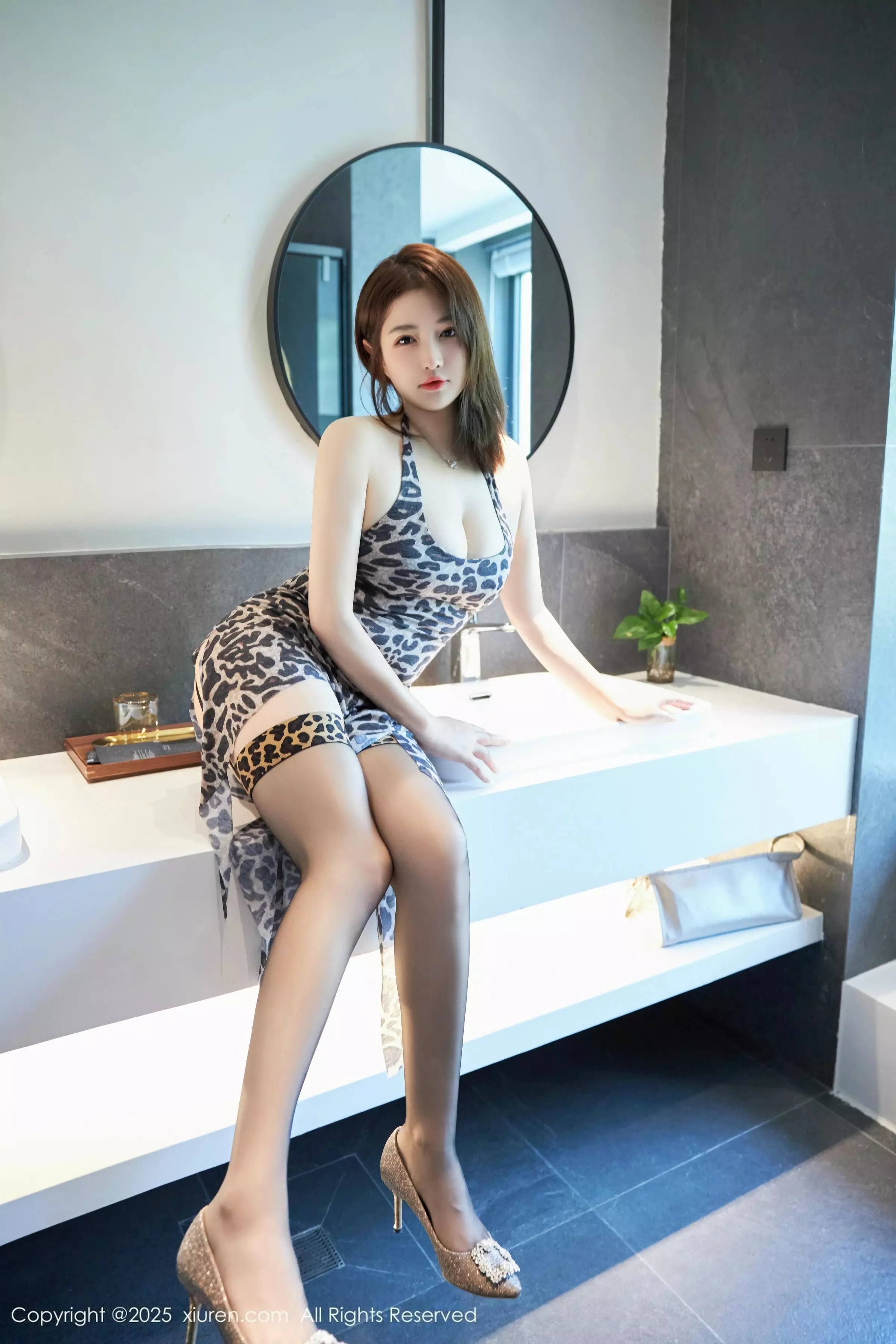 秀人集.com_[XiuRen秀人网]No.10031_模特养乐多Doll性感黑色内衣+豹纹吊带裙秀完美身材诱惑写真46P