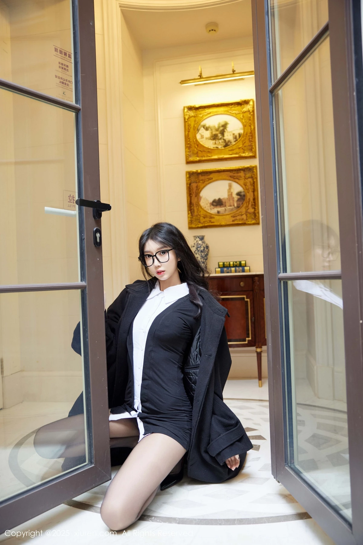 秀人集.com_[XiuRen秀人网]No.9926_模特玥儿玥er性感黑色外套裙露黑色内衣配超薄黑丝极致魅惑写真82P