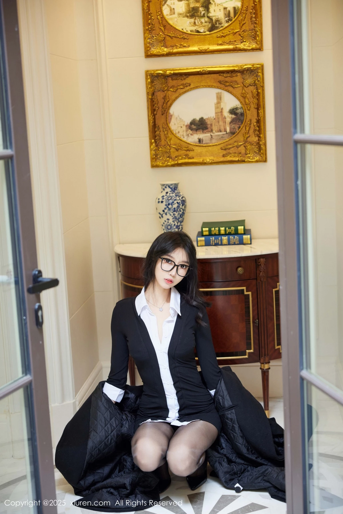 秀人集.com_[XiuRen秀人网]No.9926_模特玥儿玥er性感黑色外套裙露黑色内衣配超薄黑丝极致魅惑写真82P