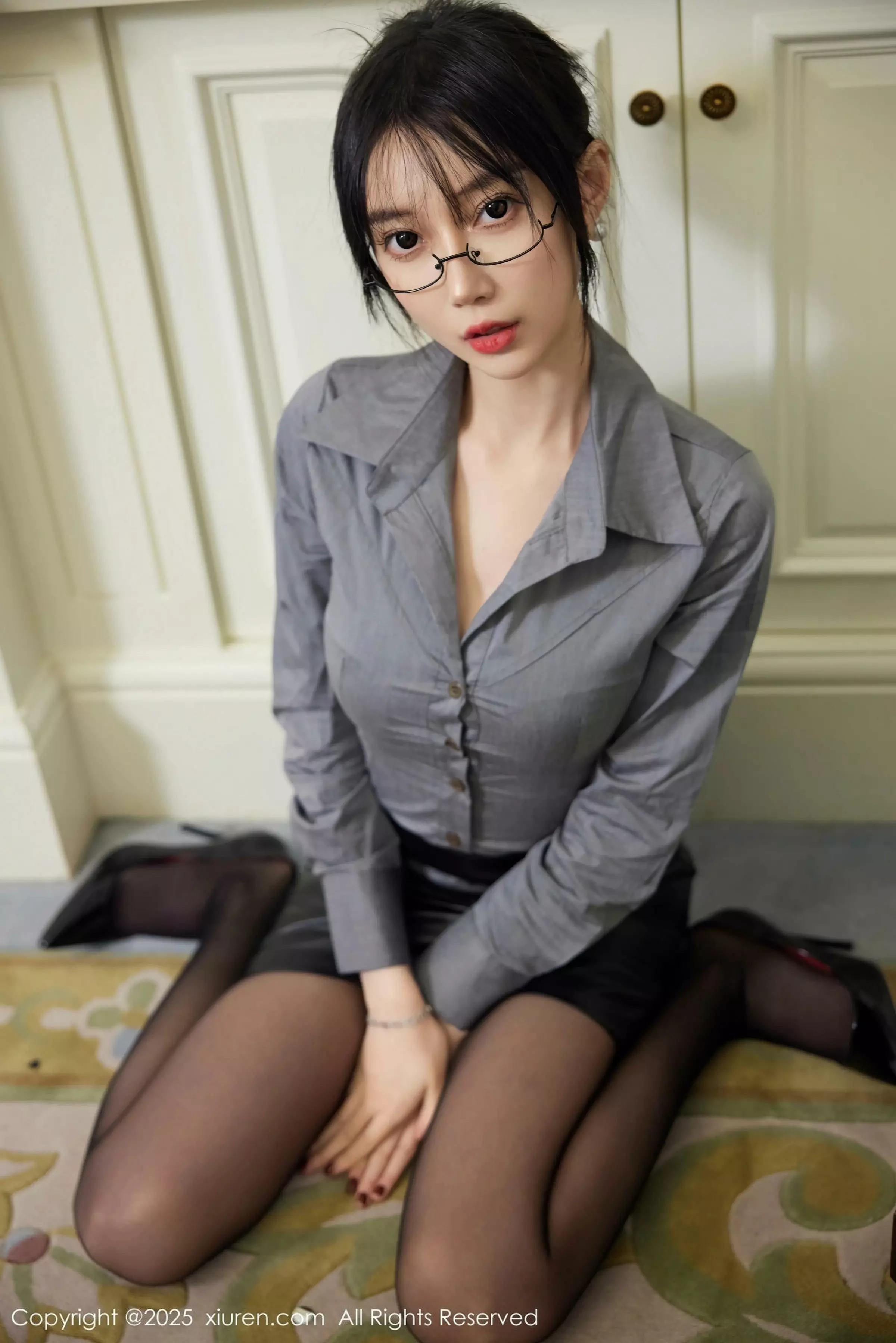 秀人集.com_[XiuRen秀人网]No.10043_模特玥儿玥er性感Ol职业装露黑色内衣配超薄黑丝秀美腿诱惑写真87P