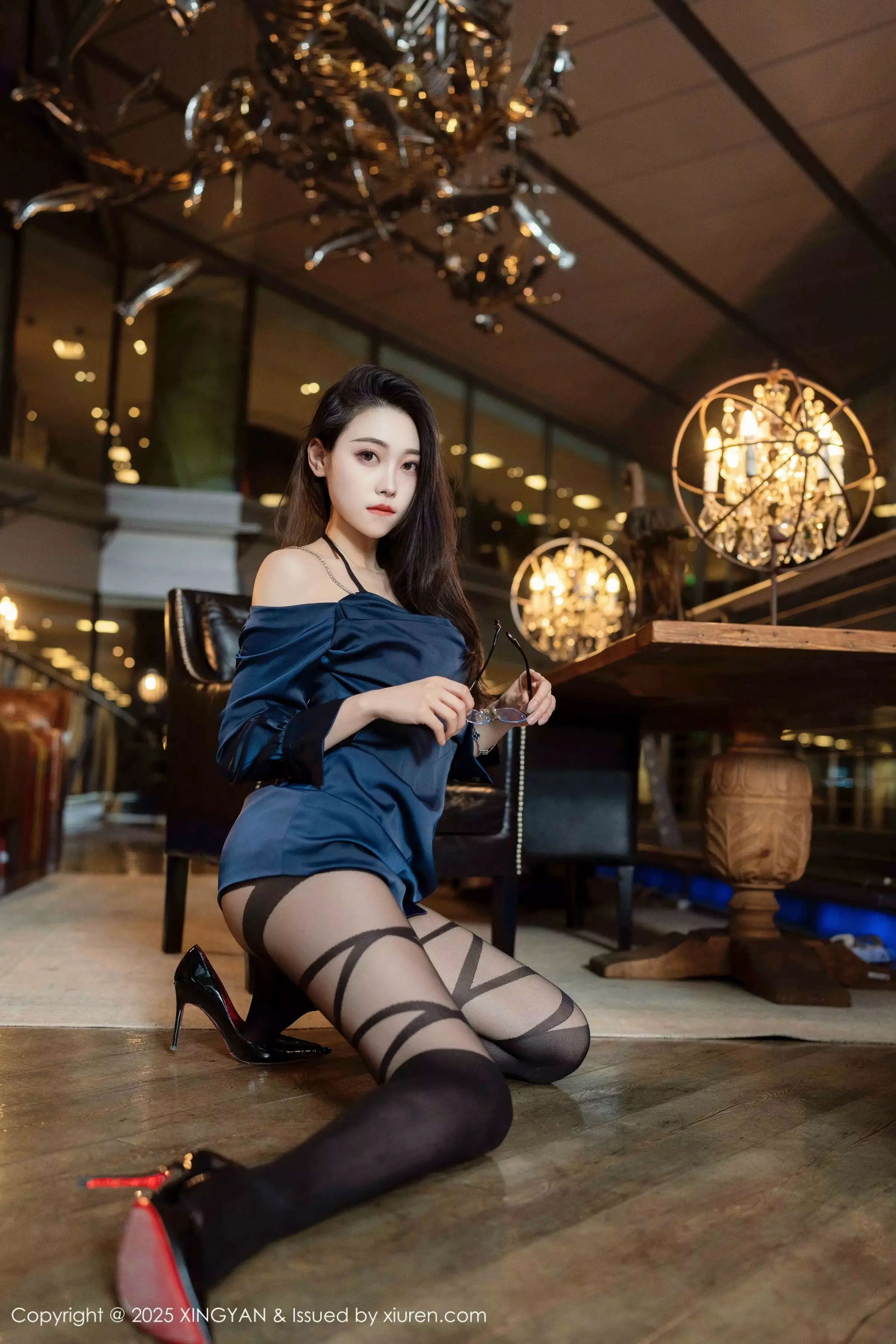 秀人集.com_[XINGYAN星颜社]VOL.328_模特清妙性感蓝色连衣短裙配开档黑丝秀苗条身姿迷人诱惑写真75P