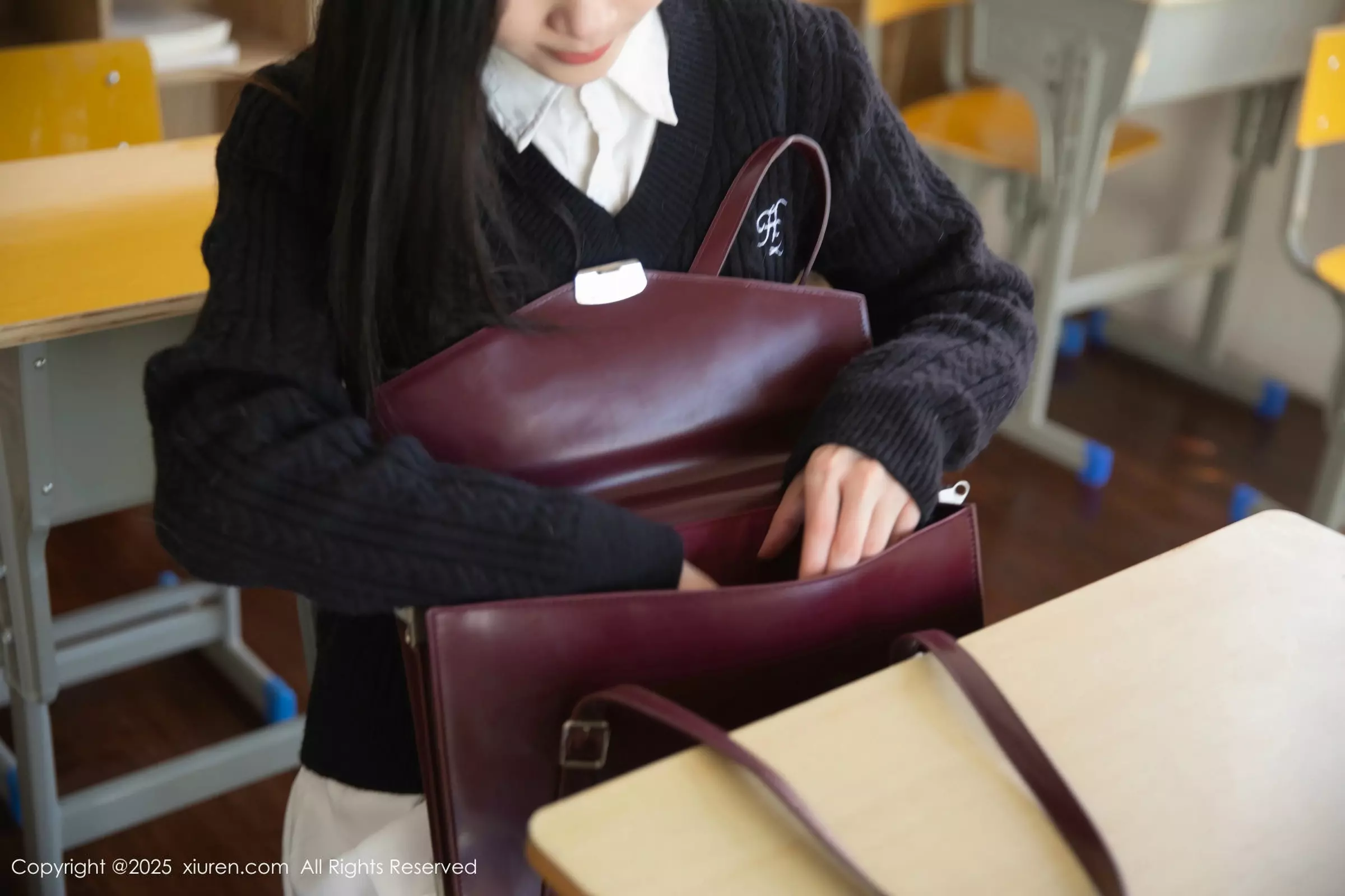 秀人集.com_[XiuRen秀人网]No.10078_模特刘婷婷教室场景性感白色短裙配白丝袜秀完美身材诱惑写真80P