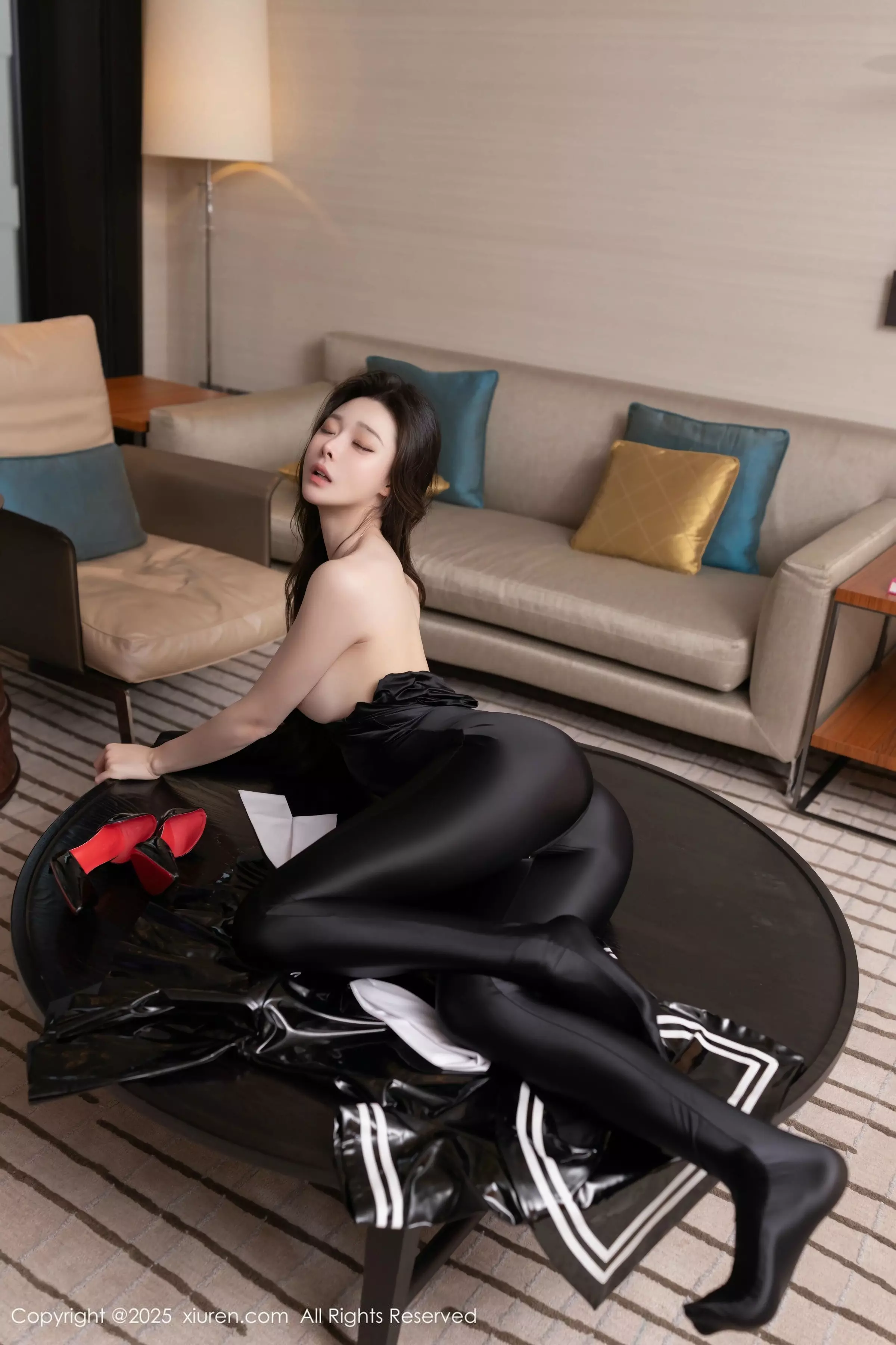 秀人集.com_[XiuRen秀人网]No.10087_模特小逗逗性感黑色胶衣+魅惑连体黑丝秀曼妙身姿撩人诱惑写真82P