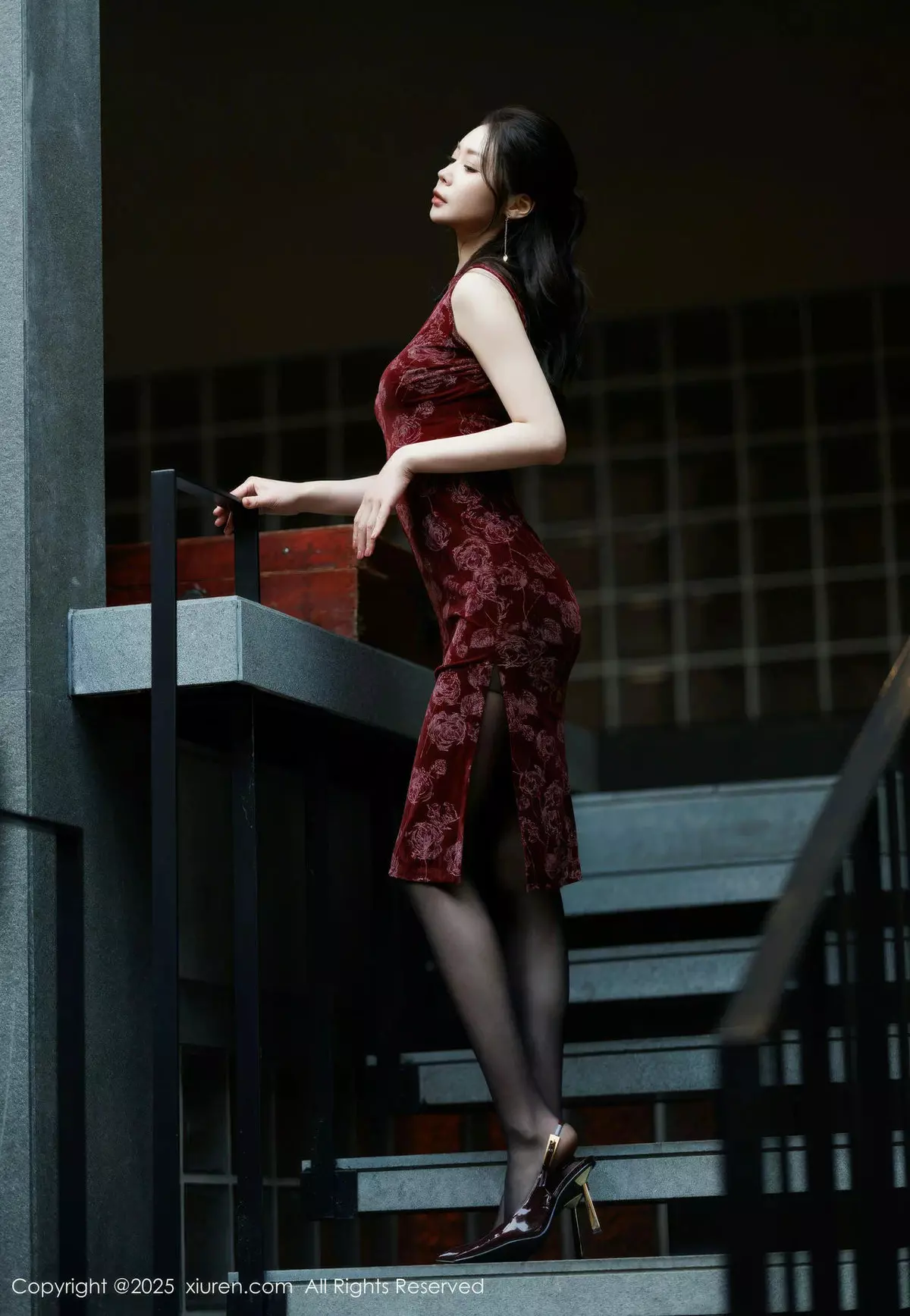 秀人集.com_[XiuRen秀人网]No.10106_模特梦心玥红色旗袍露紫色情趣服饰配黑丝袜秀高挑身材诱惑写真82P