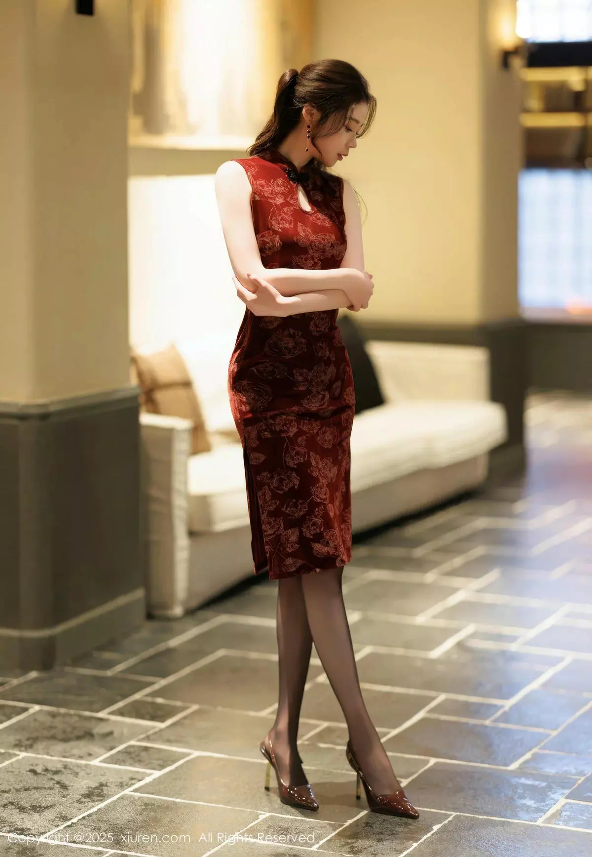 秀人集.com_[XiuRen秀人网]No.10106_模特梦心玥红色旗袍露紫色情趣服饰配黑丝袜秀高挑身材诱惑写真82P