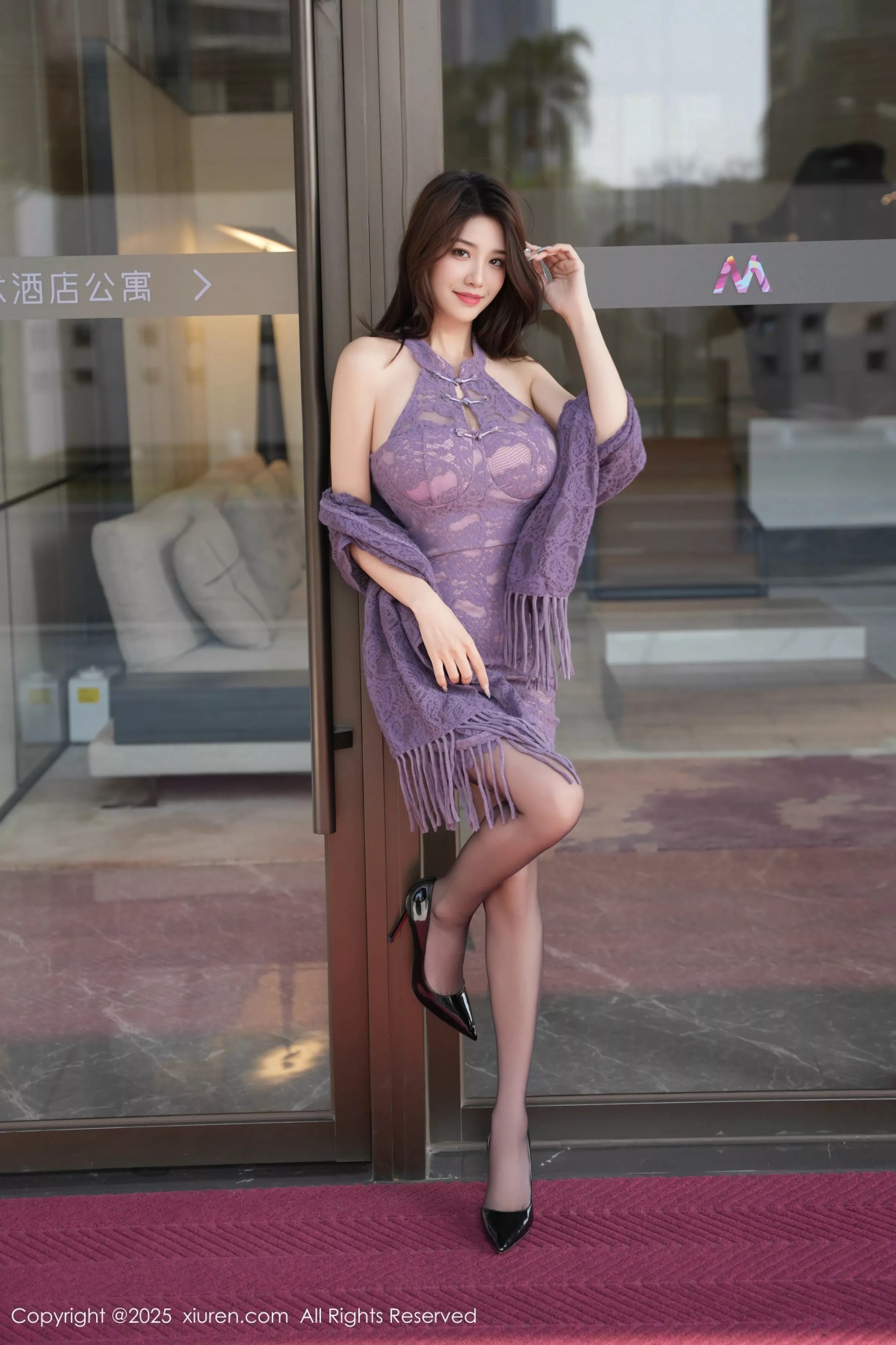 秀人集.com_[XiuRen秀人网]No.10111_模特Well11性感紫色旗袍服饰配开档黑丝秀高挑曼妙身姿诱惑写真70P