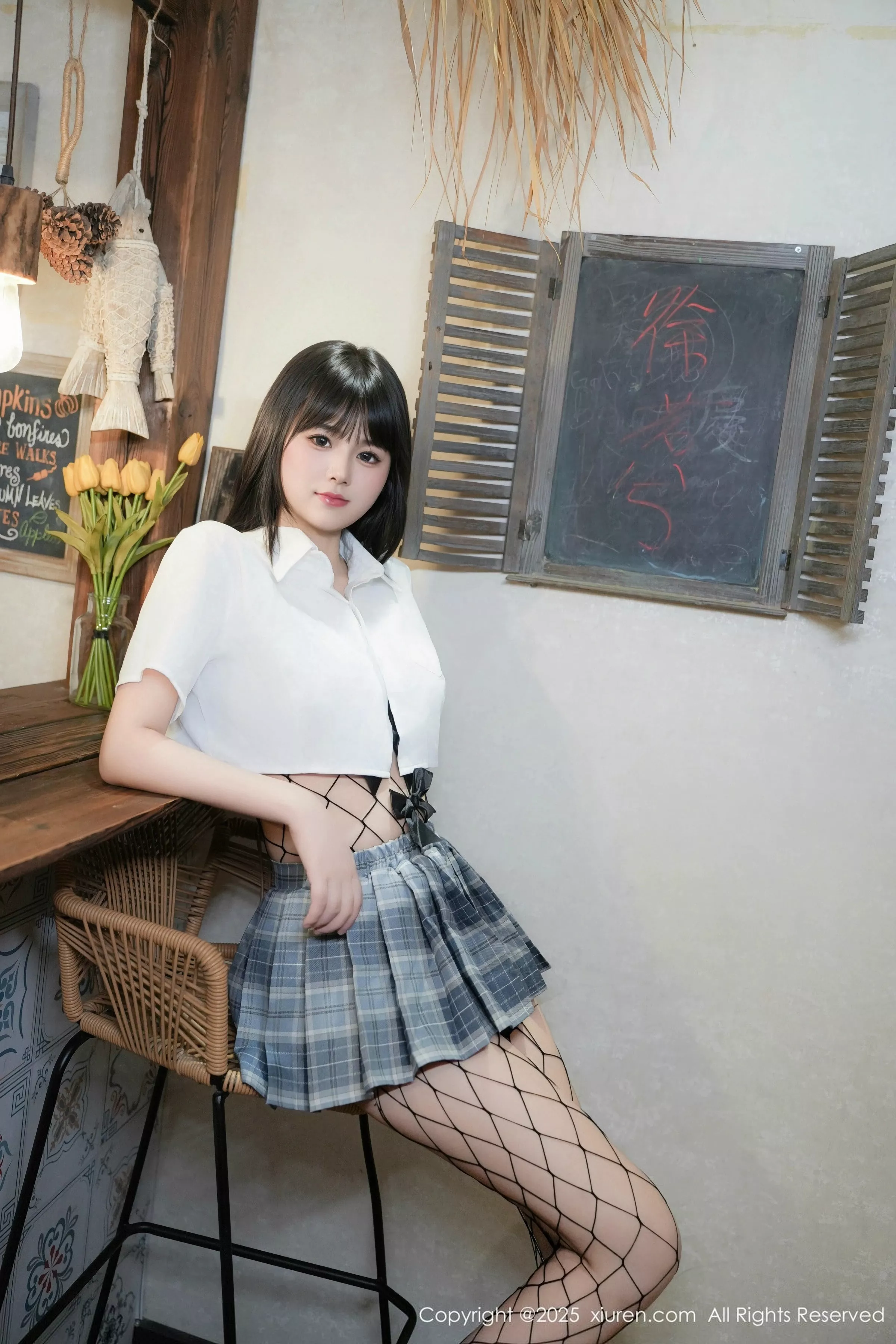 秀人集.com_[XiuRen秀人网]No.10118_模特姚若兮vay性感白T配灰短裙露黑丝网袜秀曼妙身姿诱惑写真55P