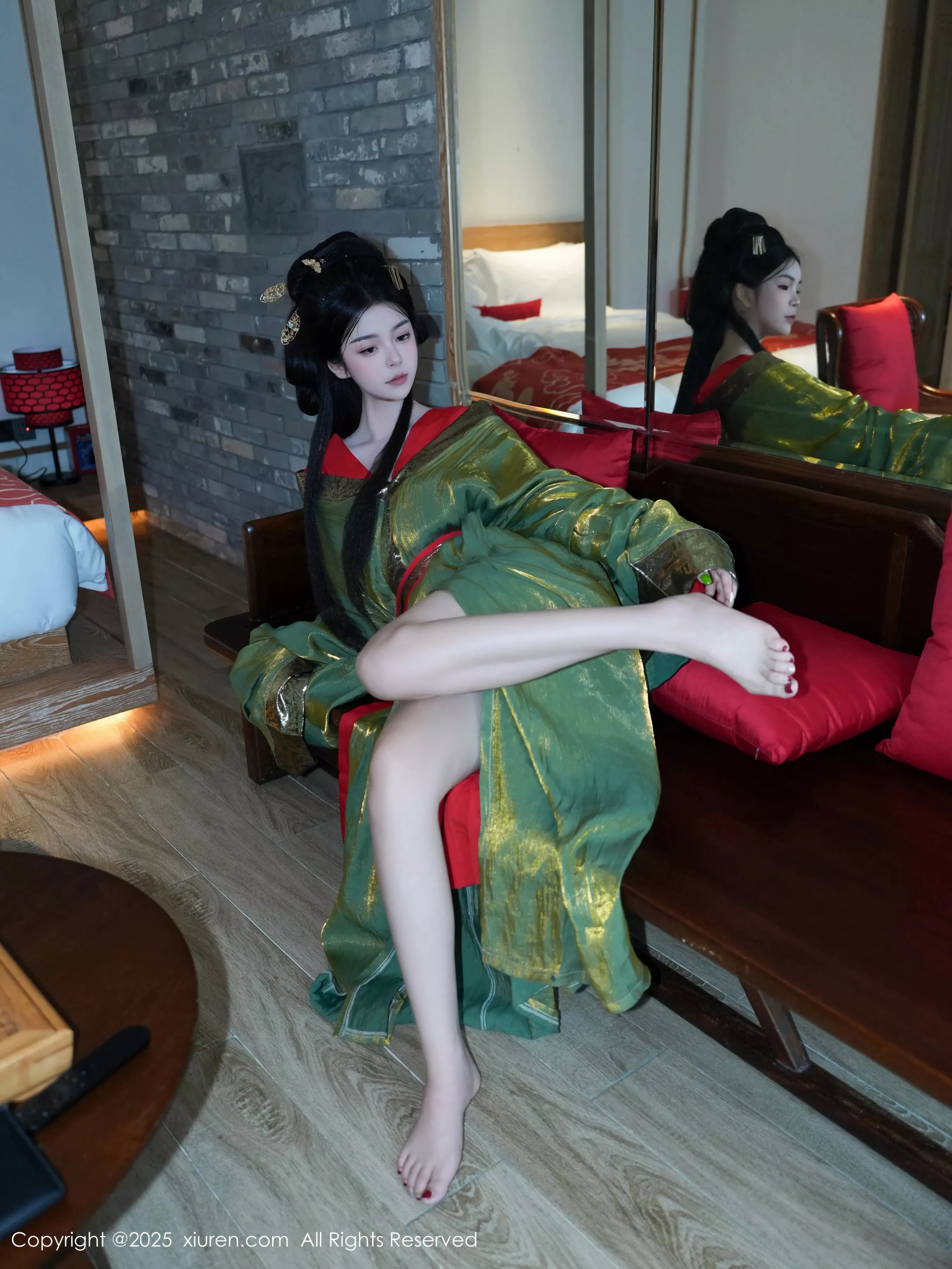 秀人集.com_[XiuRen秀人网]No.10126_模特雪糕CiCi性感绿色古风服饰露红色情趣服饰秀美腿诱惑写真68P