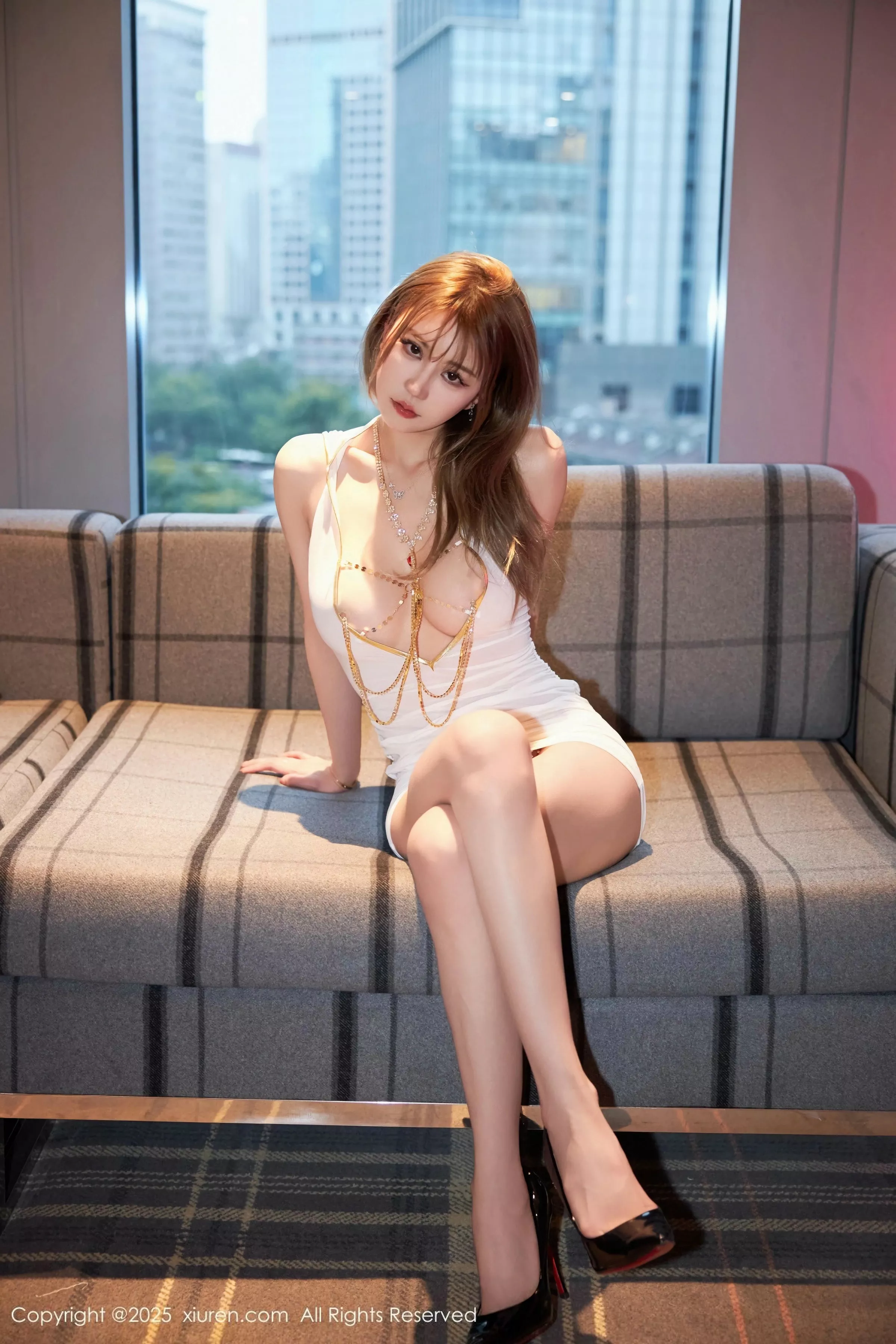 秀人集.com_[XiuRen秀人网]No.10127_模特Zoe柚柚性感白色服饰露金属情趣内衣秀凹凸身材诱惑写真70P