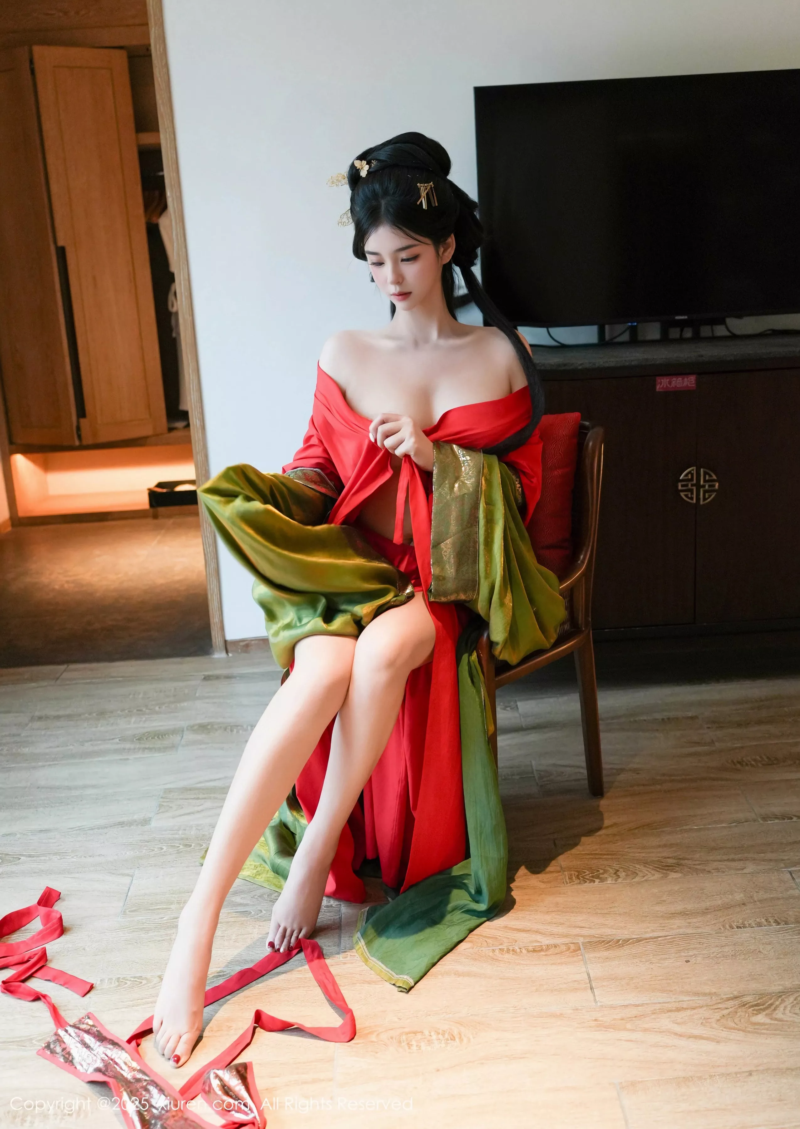 秀人集.com_[XiuRen秀人网]No.10126_模特雪糕CiCi性感绿色古风服饰露红色情趣服饰秀美腿诱惑写真68P