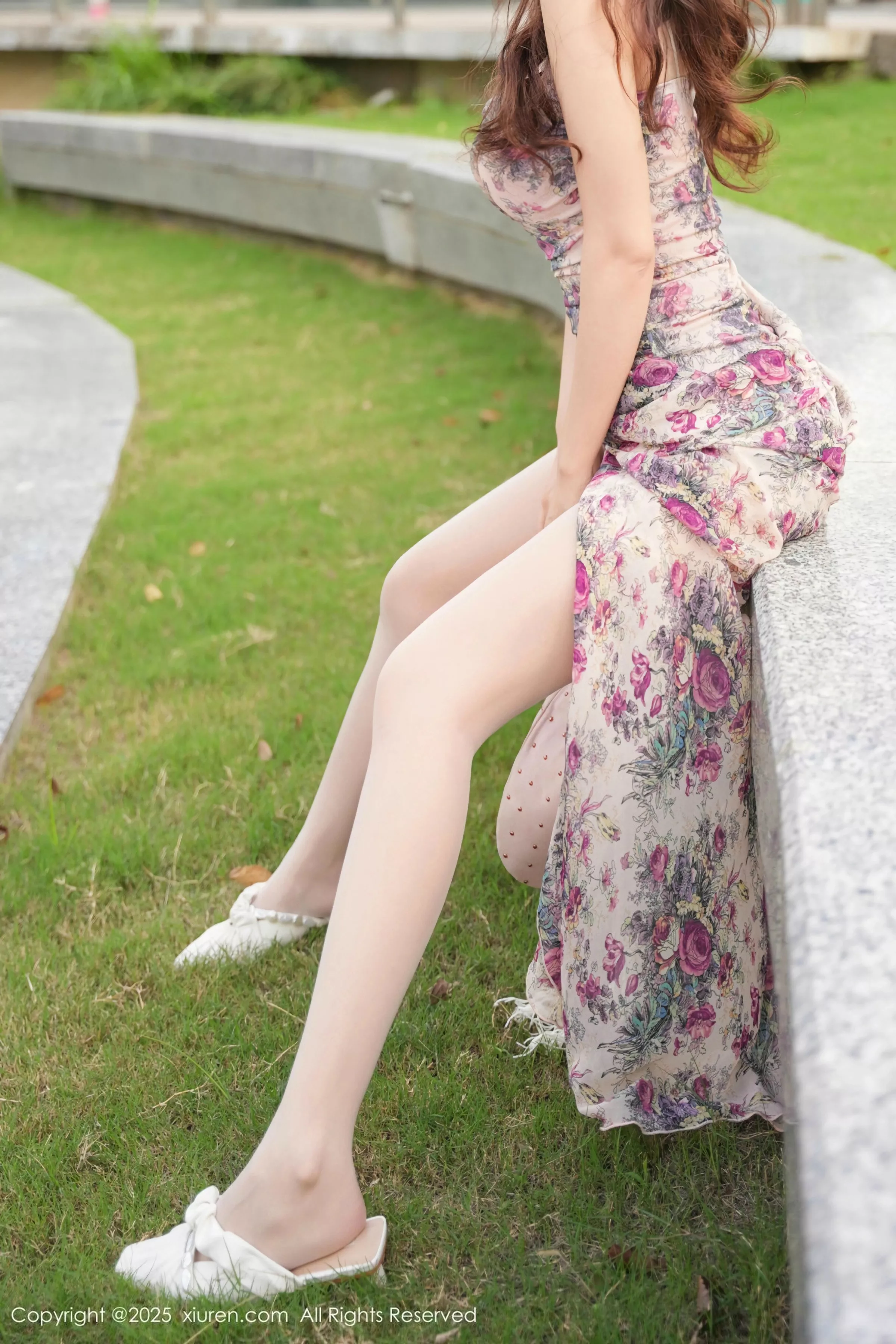 秀人集.com_[XiuRen秀人网]No.10128_模特拍黄瓜girl性感碎花连衣短裙配超薄白丝秀曼妙身姿诱惑写真82P