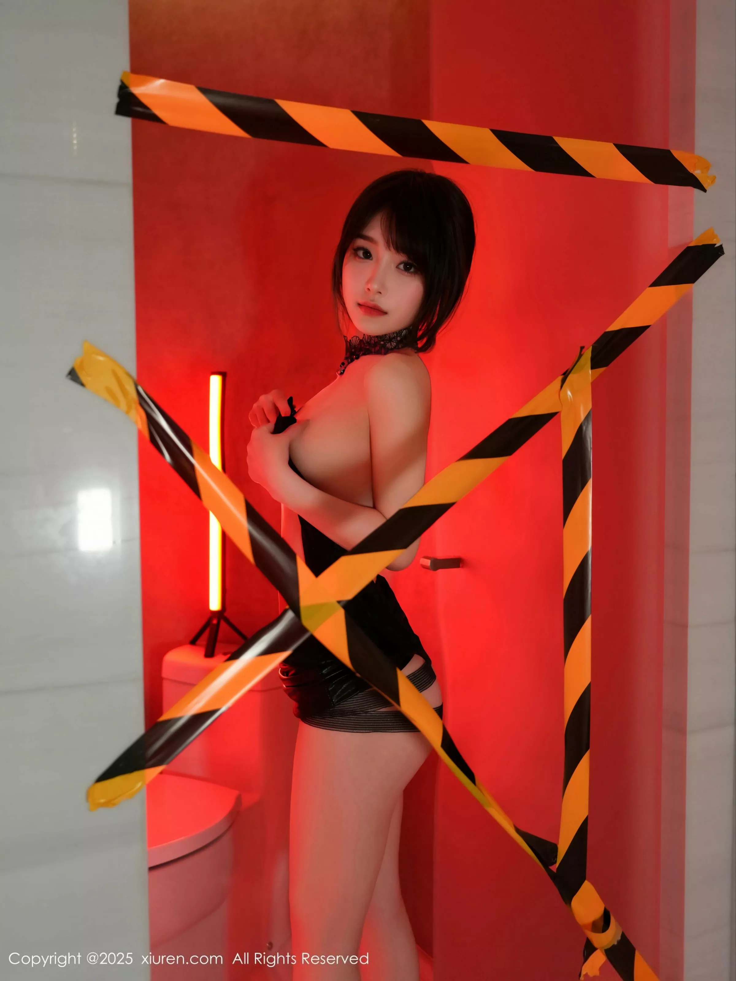 秀人集.com_[XiuRen秀人网]No.10134_模特汁汁性感浅色风衣服饰露黑色情趣内衣秀惹火身材诱惑写真71P