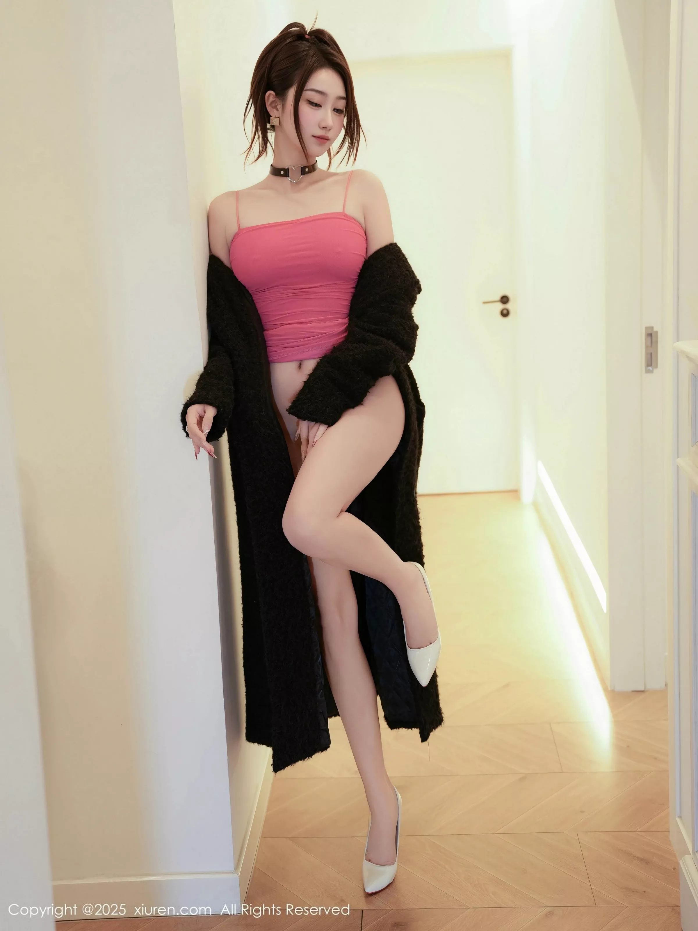 秀人集.com_[XiuRen秀人网]No.10132_模特星星baby黑色大衣露粉色连衣短裙秀曼妙身姿撩人诱惑写真55P