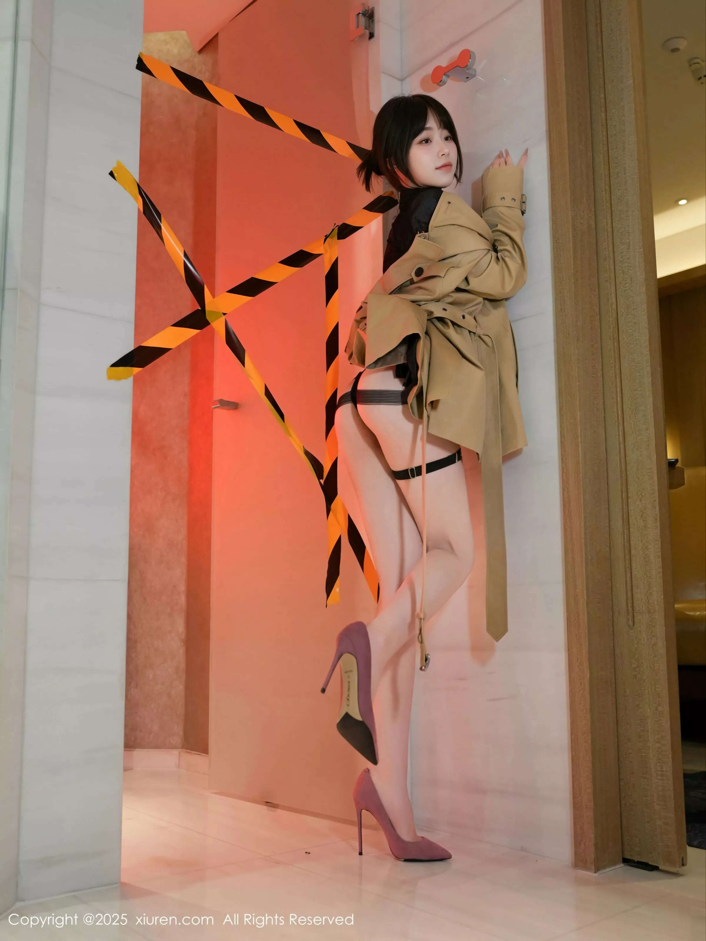 秀人集.com_[XiuRen秀人网]No.10134_模特汁汁性感浅色风衣服饰露黑色情趣内衣秀惹火身材诱惑写真71P