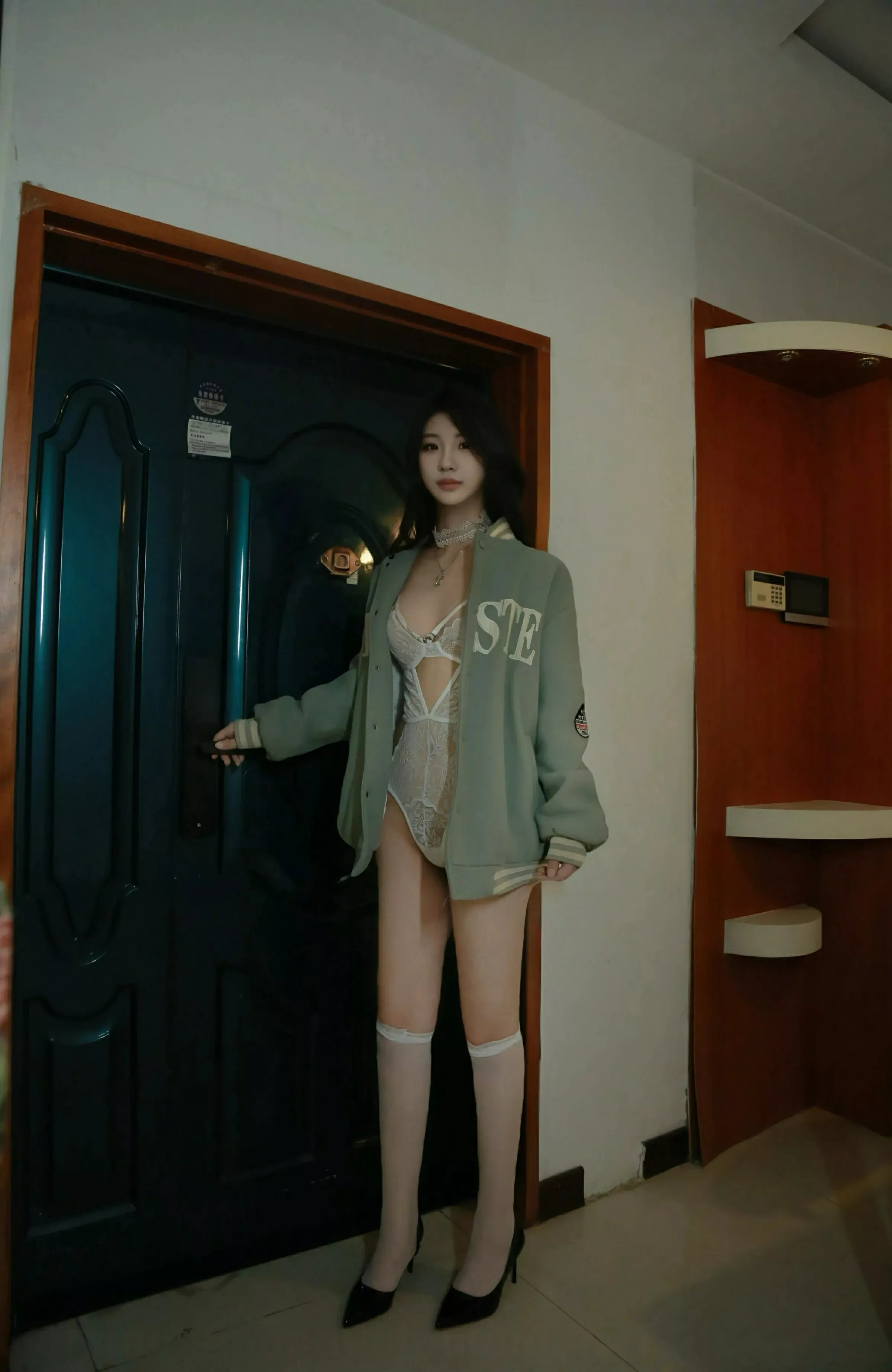 秀人集.com_[XiuRen秀人网]No.10137_新人模特小芭乐性感白色情趣内衣配白丝袜秀曼妙身姿诱惑写真64P