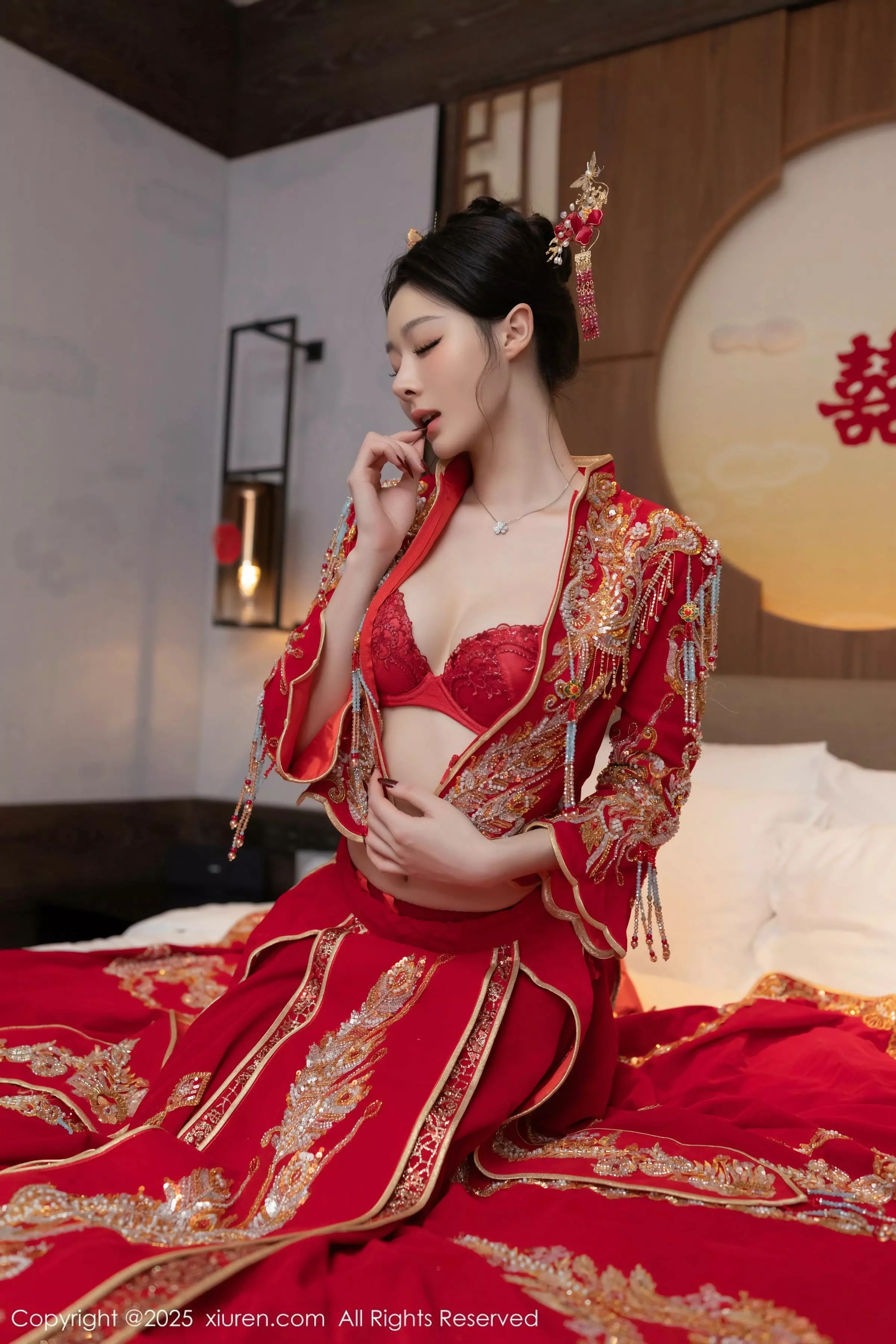 秀人集.com_[XiuRen秀人网]No.10055_模特小逗逗新婚主题性感红色蕾丝内衣配黑丝吊袜完美诱惑写真82P