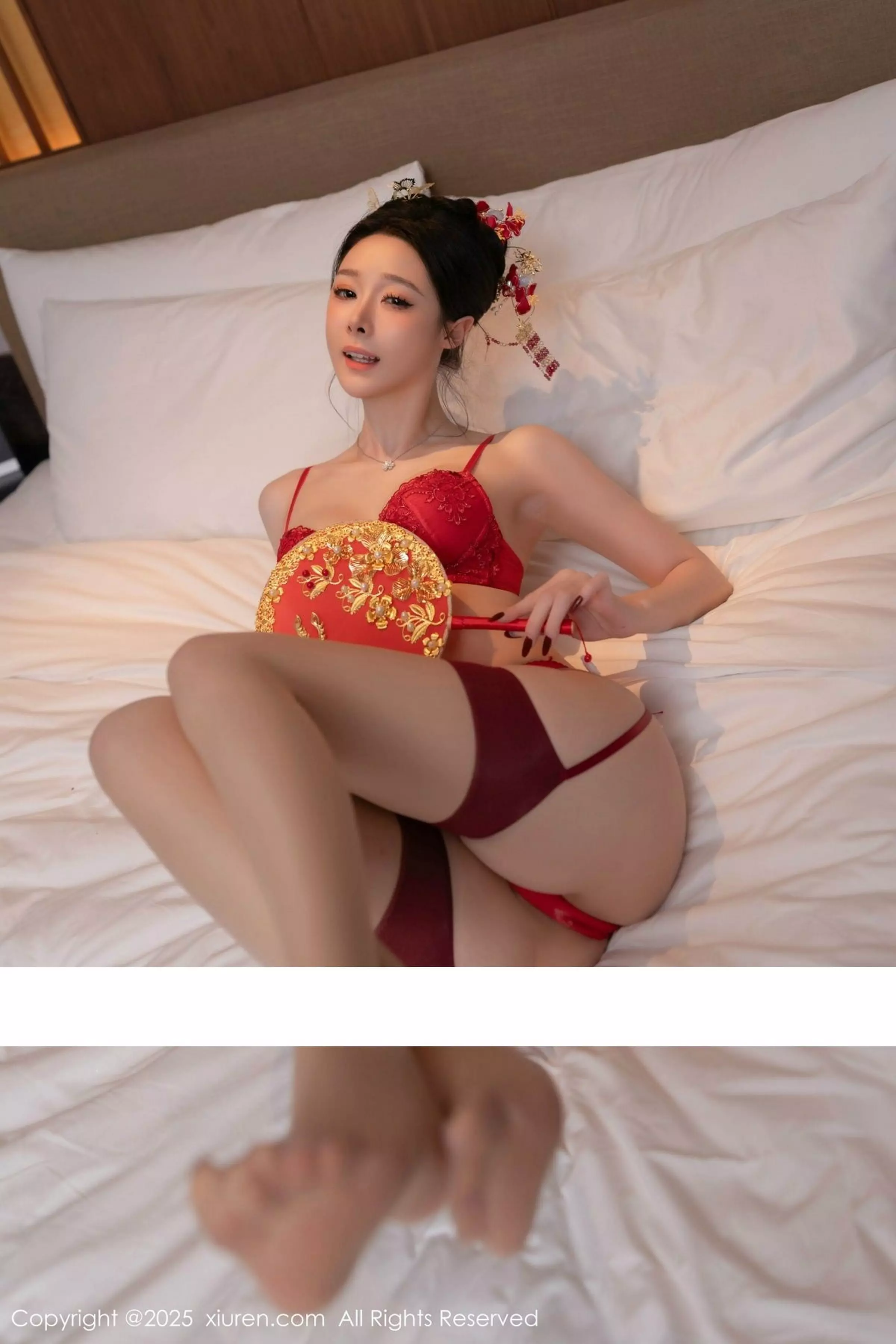 秀人集.com_[XiuRen秀人网]No.10055_模特小逗逗新婚主题性感红色蕾丝内衣配黑丝吊袜完美诱惑写真82P