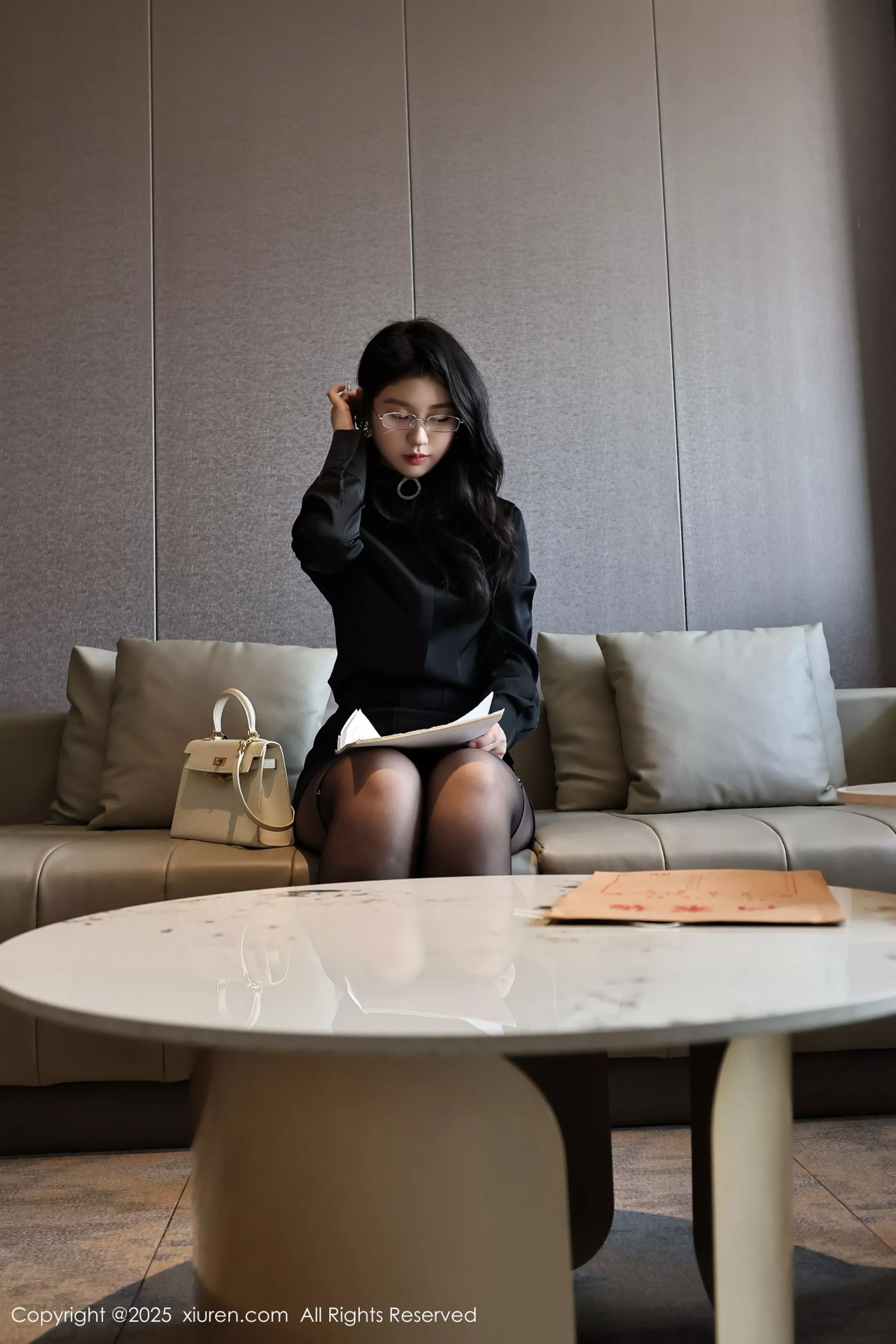 秀人集.com_[XiuRen秀人网]No.10167_模特小芭乐性感黑色OL服饰配超薄黑丝秀翘臀美腿完美诱惑写真75P