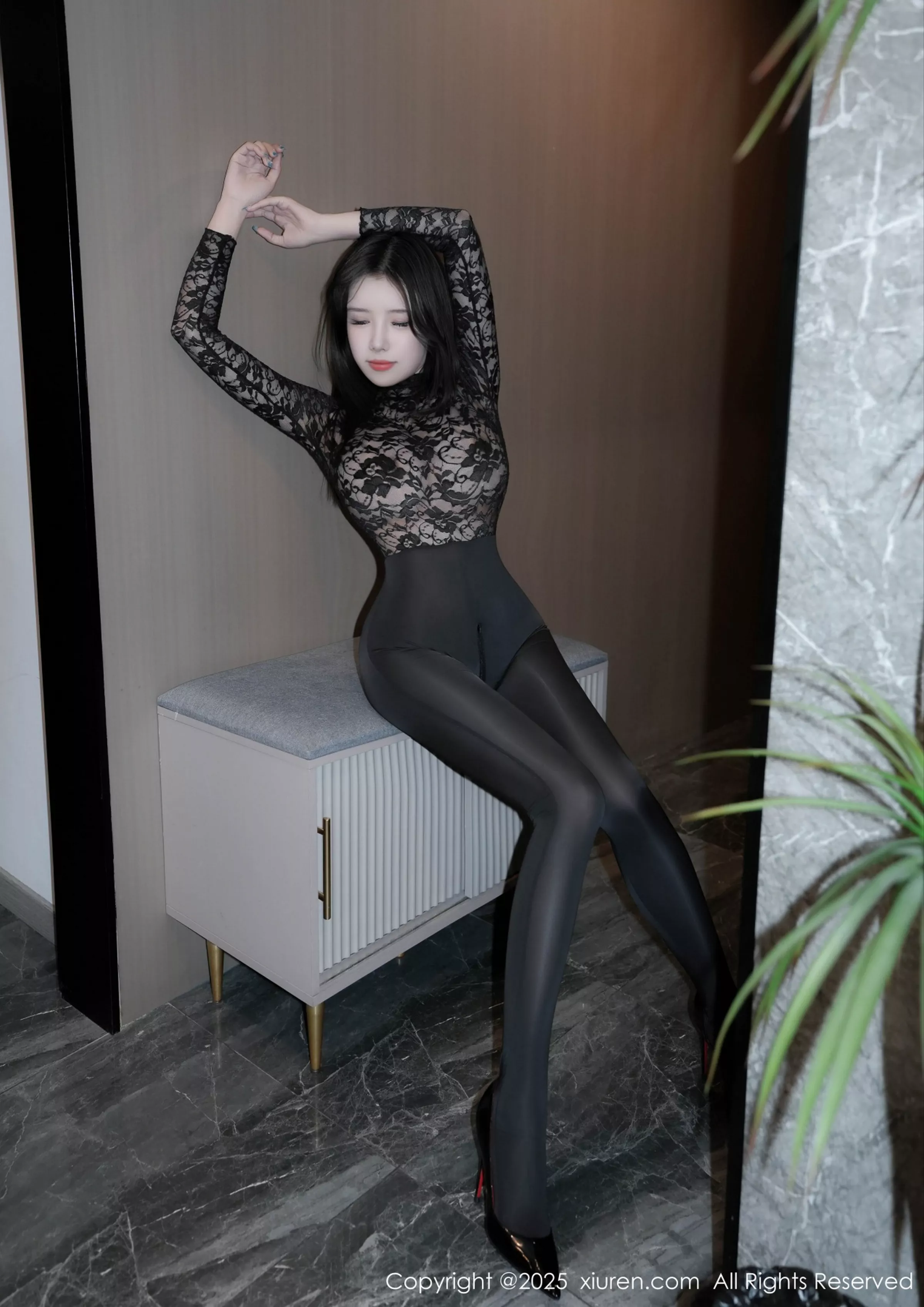 秀人集.com_[XiuRen秀人网]No.10171_模特袁圆性感黑色蕾丝服饰配黑丝连体衣秀曼妙身姿惹火诱惑写真57P