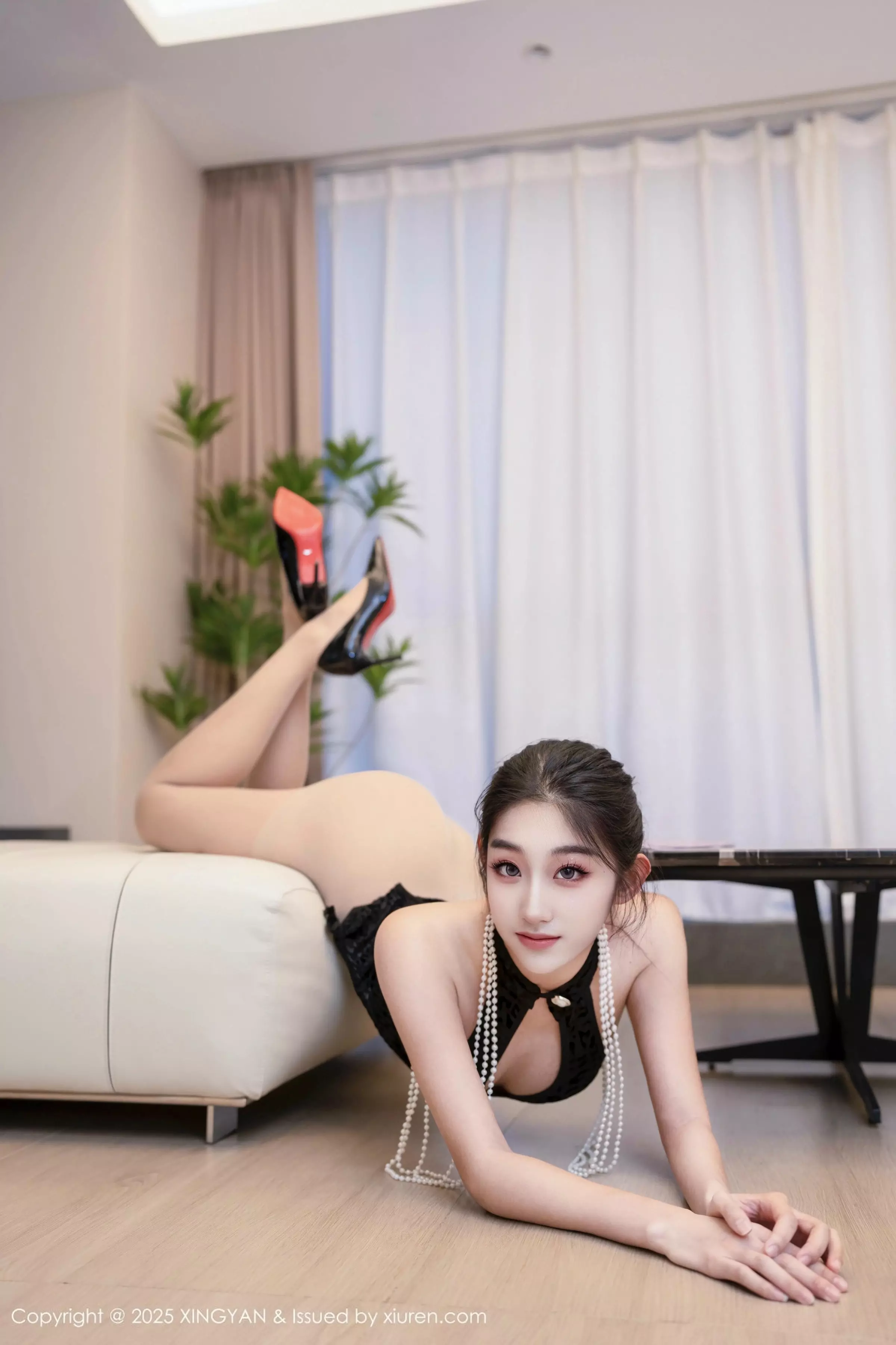 秀人集.com_[XINGYAN星颜社]VOL.327_模特星冉性感黑色连衣短裙配超薄肉丝秀曼妙身姿诱惑写真79P