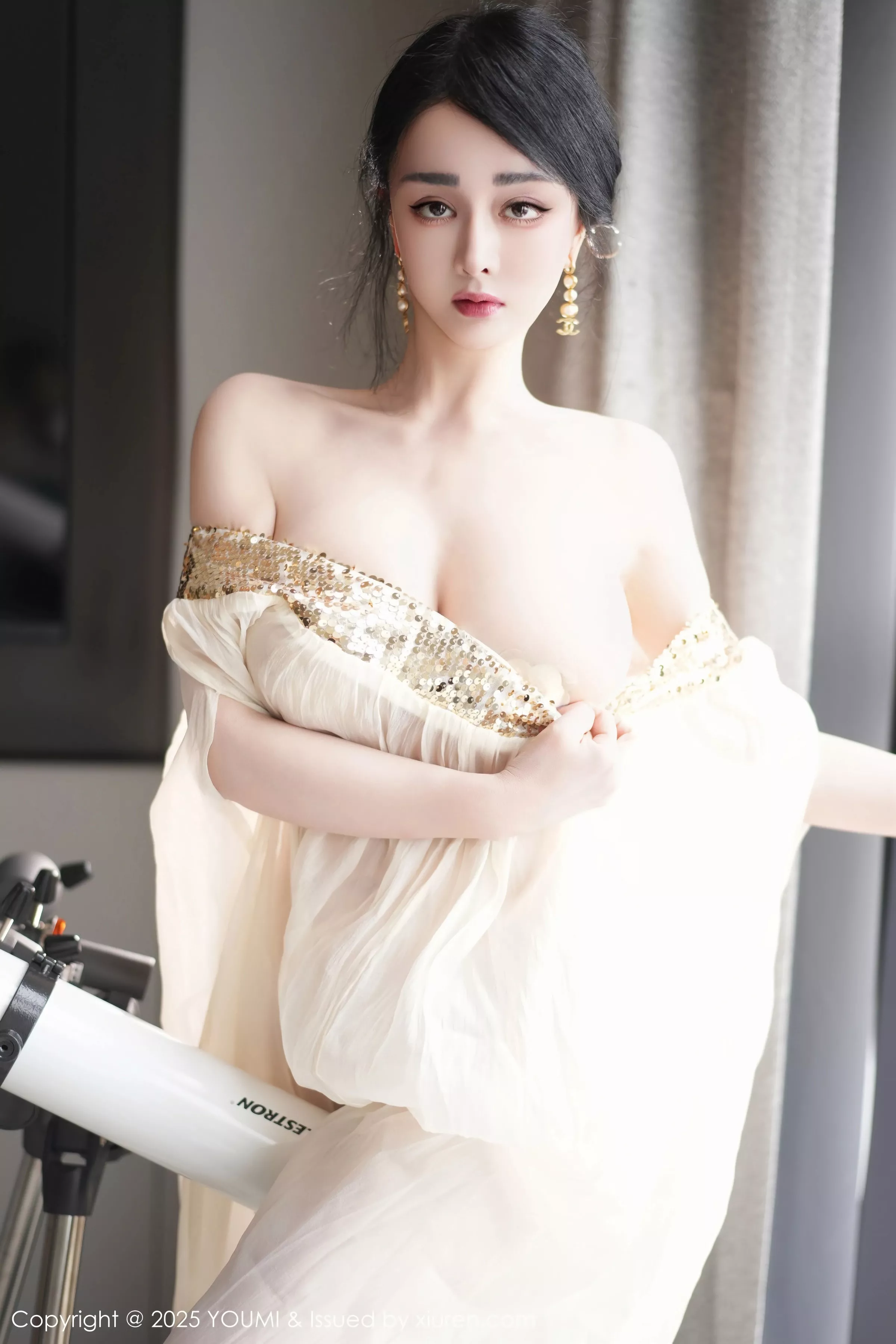 秀人集.com_[YouMi尤蜜荟]Vol.1132_模特允爾薄纱服饰露性感金色吊坠式情趣内衣秀丰腴身姿诱惑写真62P