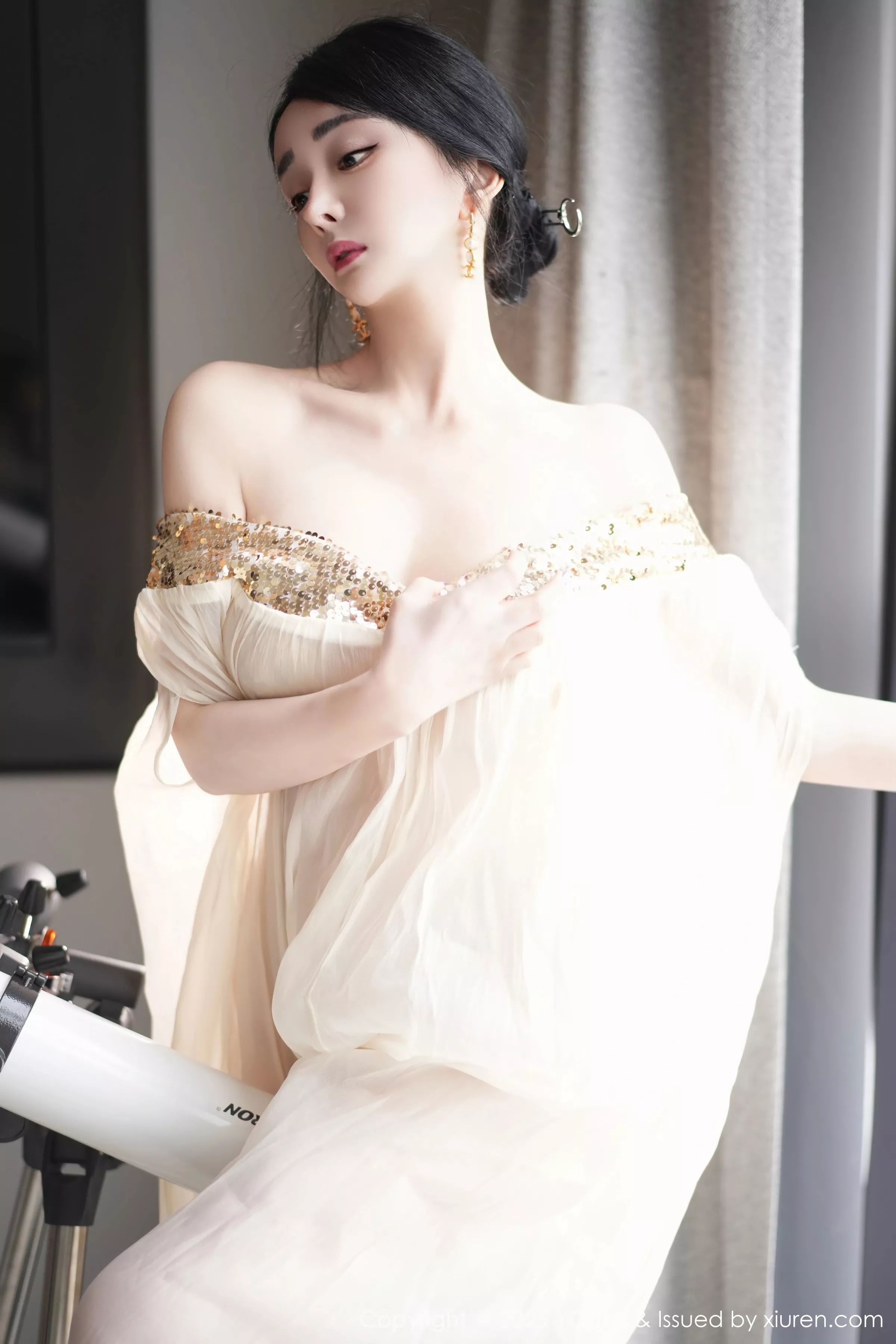 秀人集.com_[YouMi尤蜜荟]Vol.1132_模特允爾薄纱服饰露性感金色吊坠式情趣内衣秀丰腴身姿诱惑写真62P