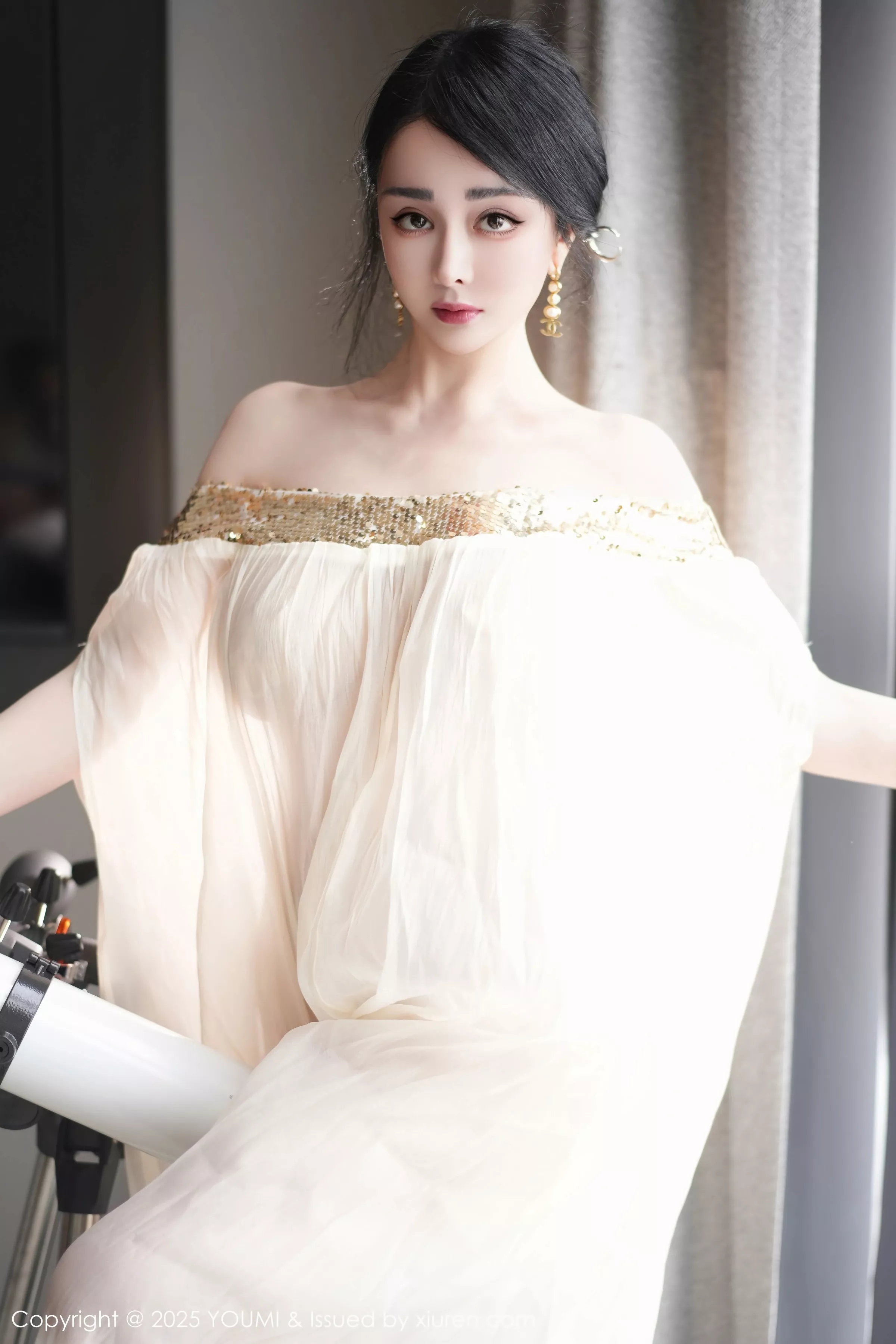 秀人集.com_[YouMi尤蜜荟]Vol.1132_模特允爾薄纱服饰露性感金色吊坠式情趣内衣秀丰腴身姿诱惑写真62P