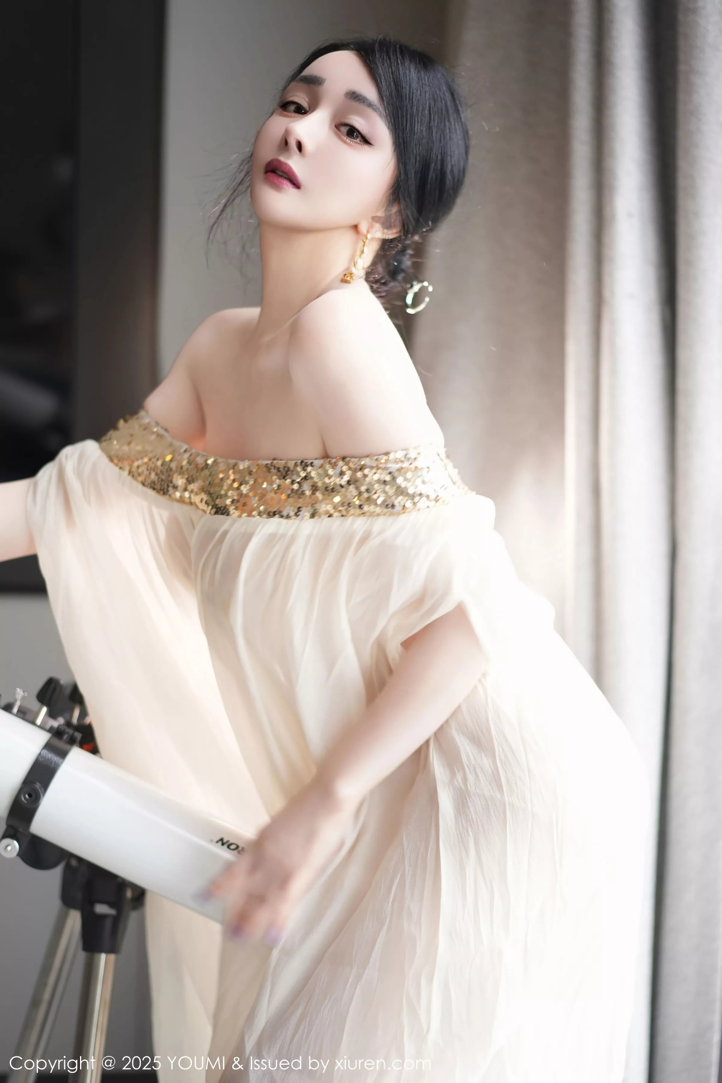 秀人集.com_[YouMi尤蜜荟]Vol.1132_模特允爾薄纱服饰露性感金色吊坠式情趣内衣秀丰腴身姿诱惑写真62P