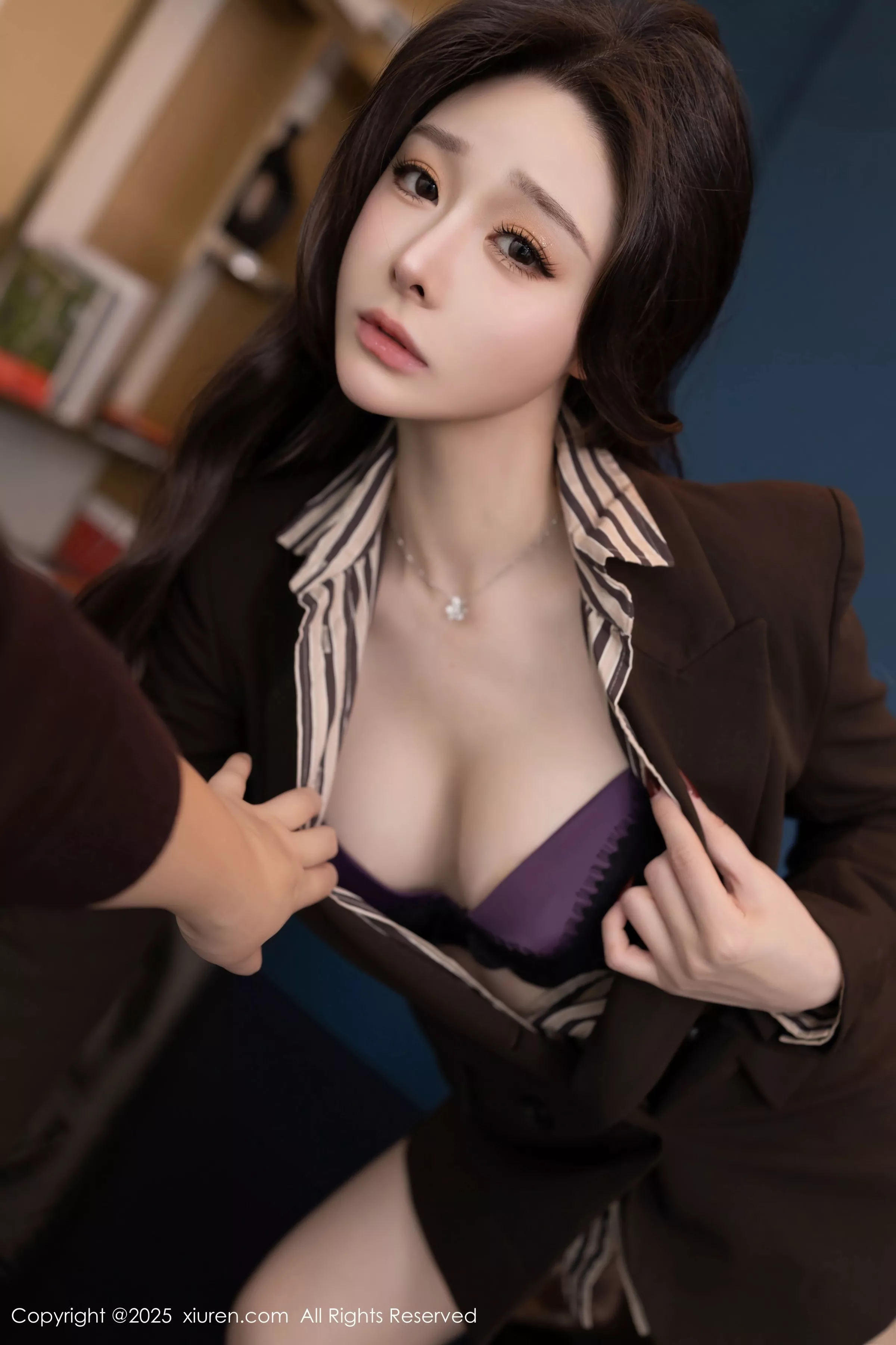 秀人集.com_[XiuRen秀人网]No.10202_模特小逗逗性感衬衫露紫色蕾丝内衣配黑丝袜秀曼妙身姿诱惑写真80P