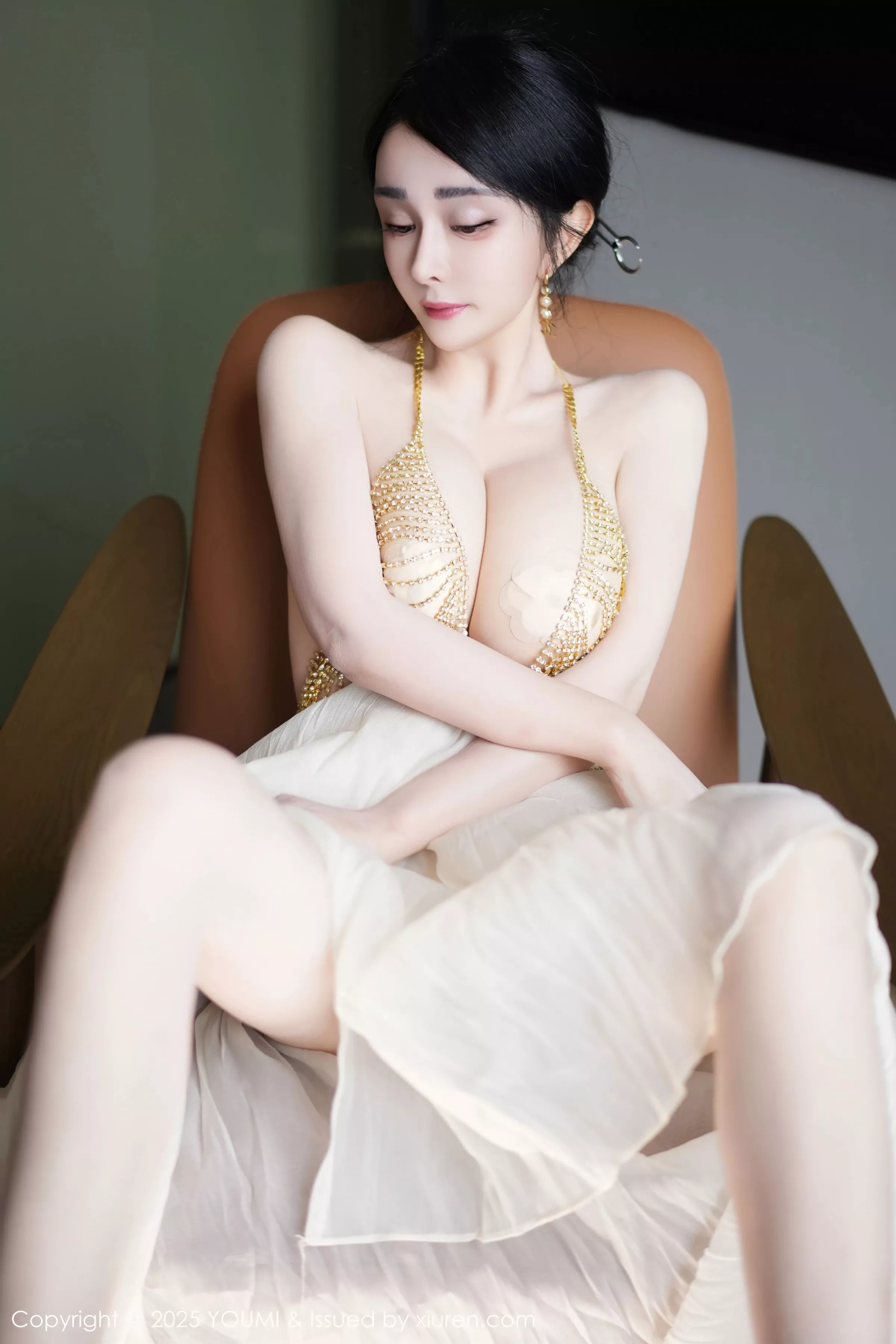 秀人集.com_[YouMi尤蜜荟]Vol.1132_模特允爾薄纱服饰露性感金色吊坠式情趣内衣秀丰腴身姿诱惑写真62P