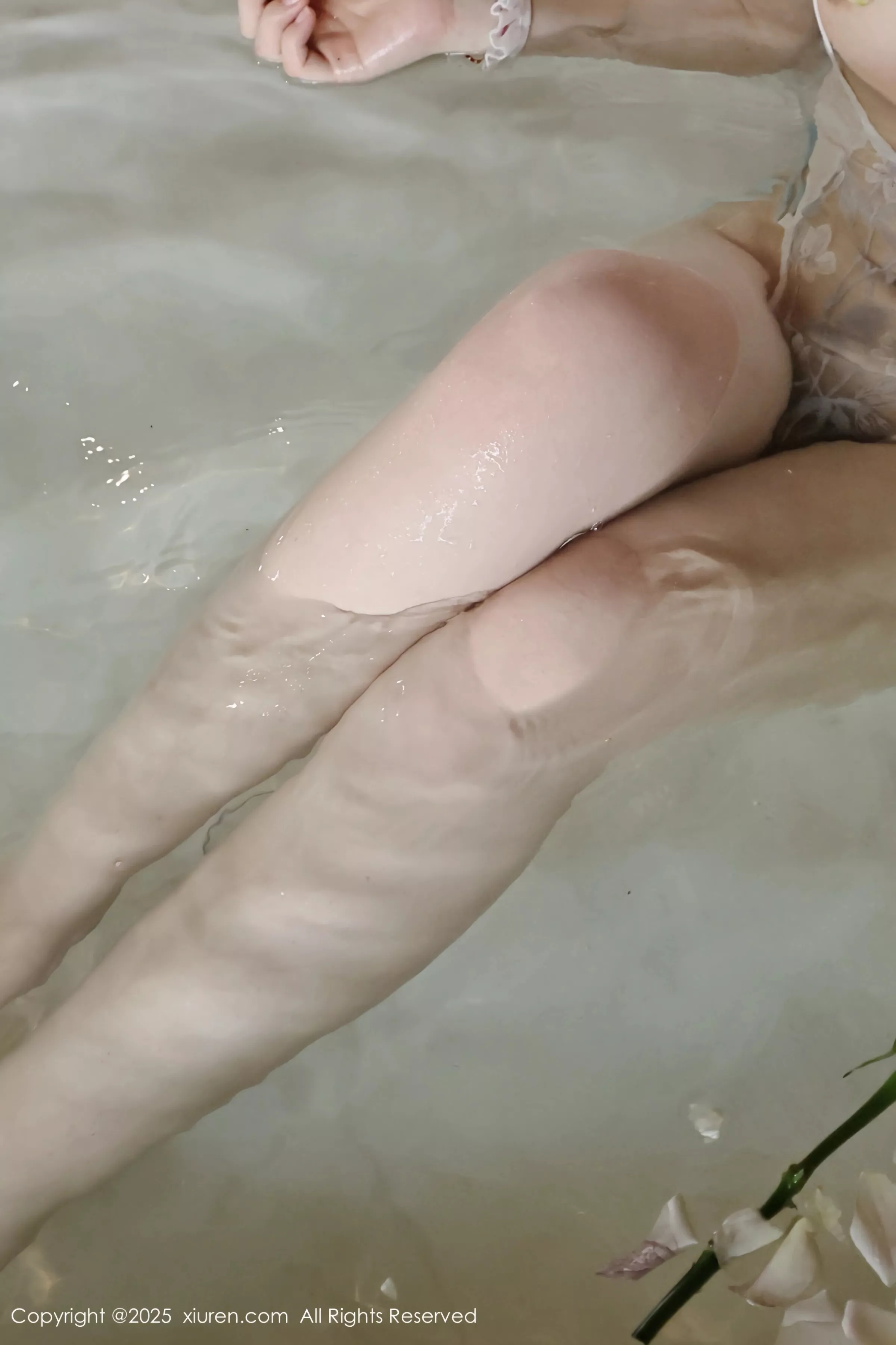 秀人集.com_[XiuRen秀人网]No.10199_模特小芭乐温泉性感黑色比基尼+白色情趣服饰秀曼妙身姿诱惑写真86P