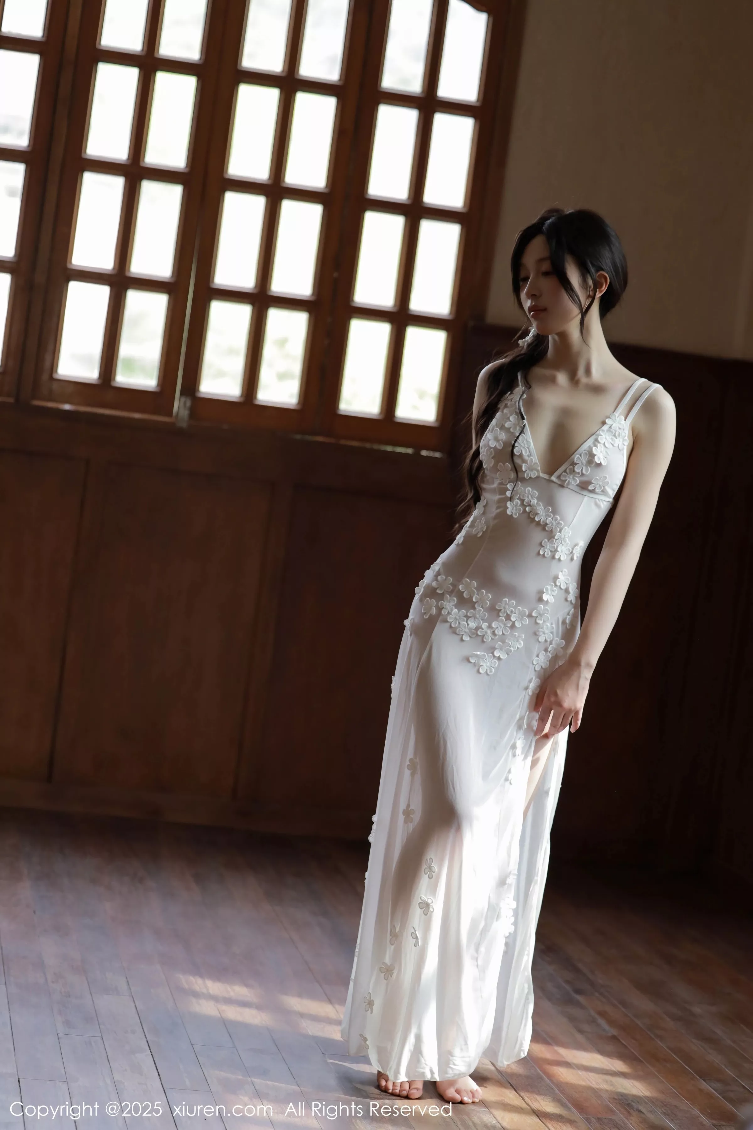 秀人集.com_[XiuRen秀人网]No.10198_新人模特橙子酱Lillian白色蕾丝裙露金属情趣内衣秀美腿诱惑写真78P