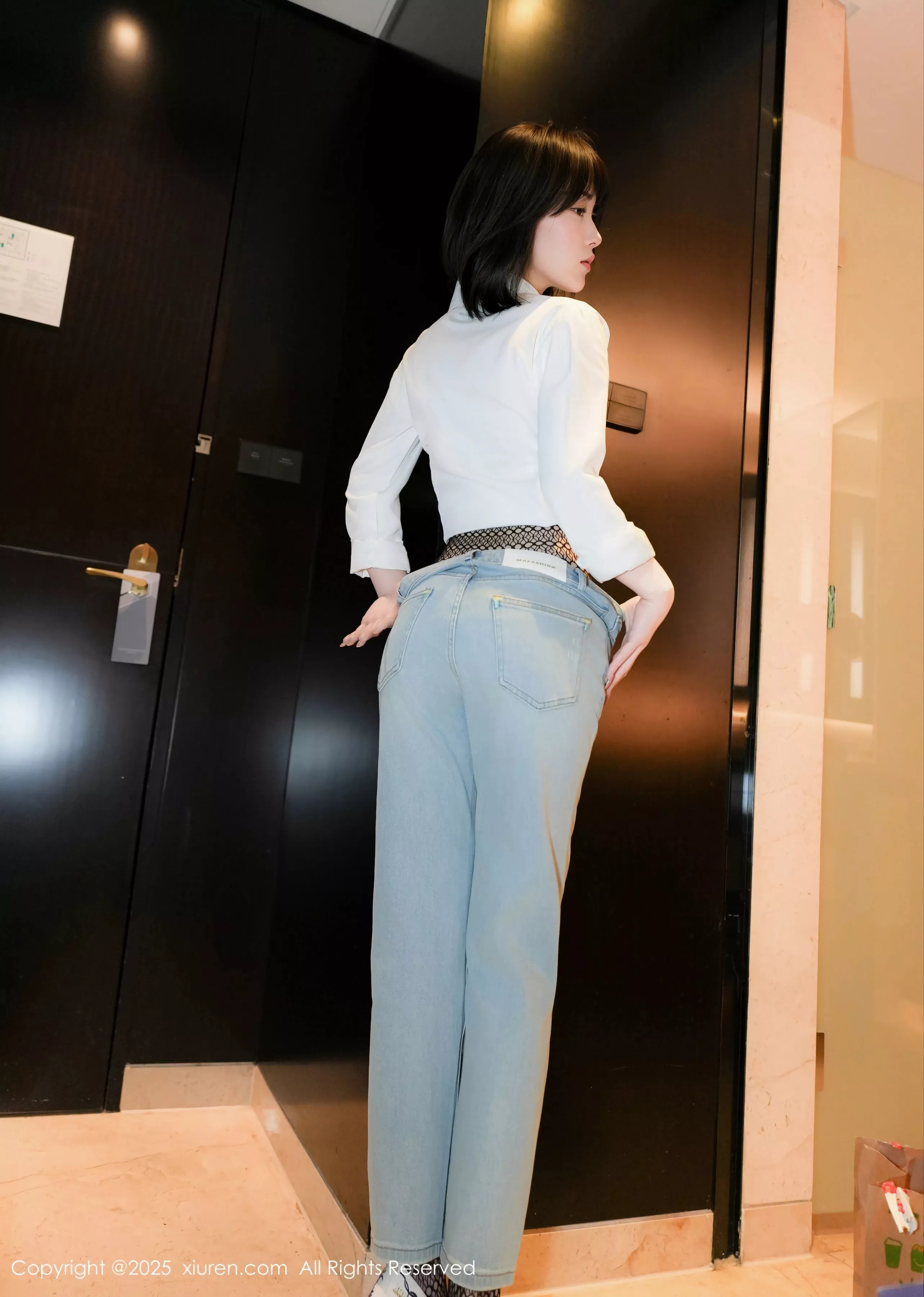 秀人集.com_[XiuRen秀人网]No.10235_模特汁汁性感白T恤配牛仔裤露蓝色蕾丝内衣秀曼妙身姿诱惑写真69P