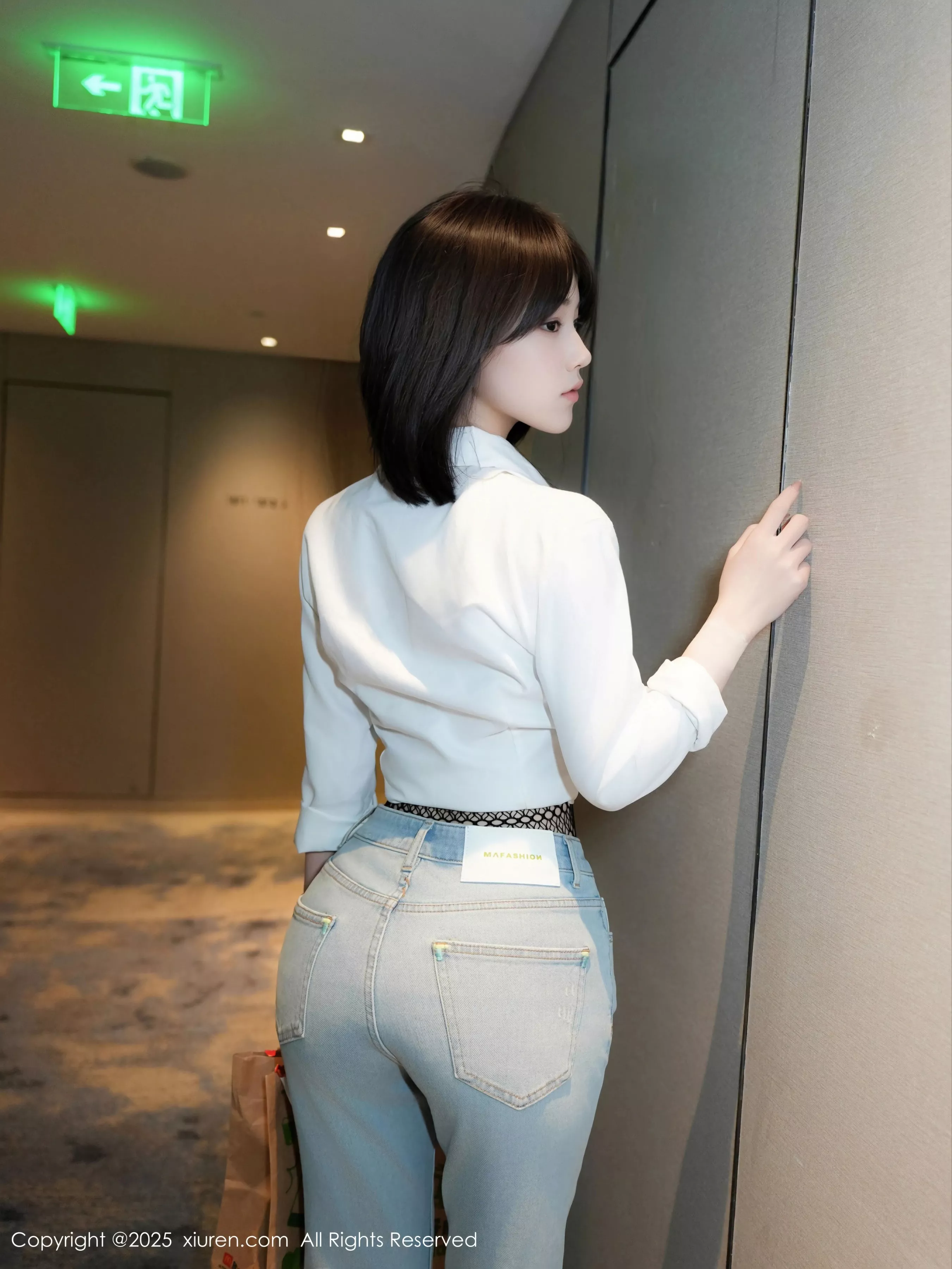 秀人集.com_[XiuRen秀人网]No.10235_模特汁汁性感白T恤配牛仔裤露蓝色蕾丝内衣秀曼妙身姿诱惑写真69P