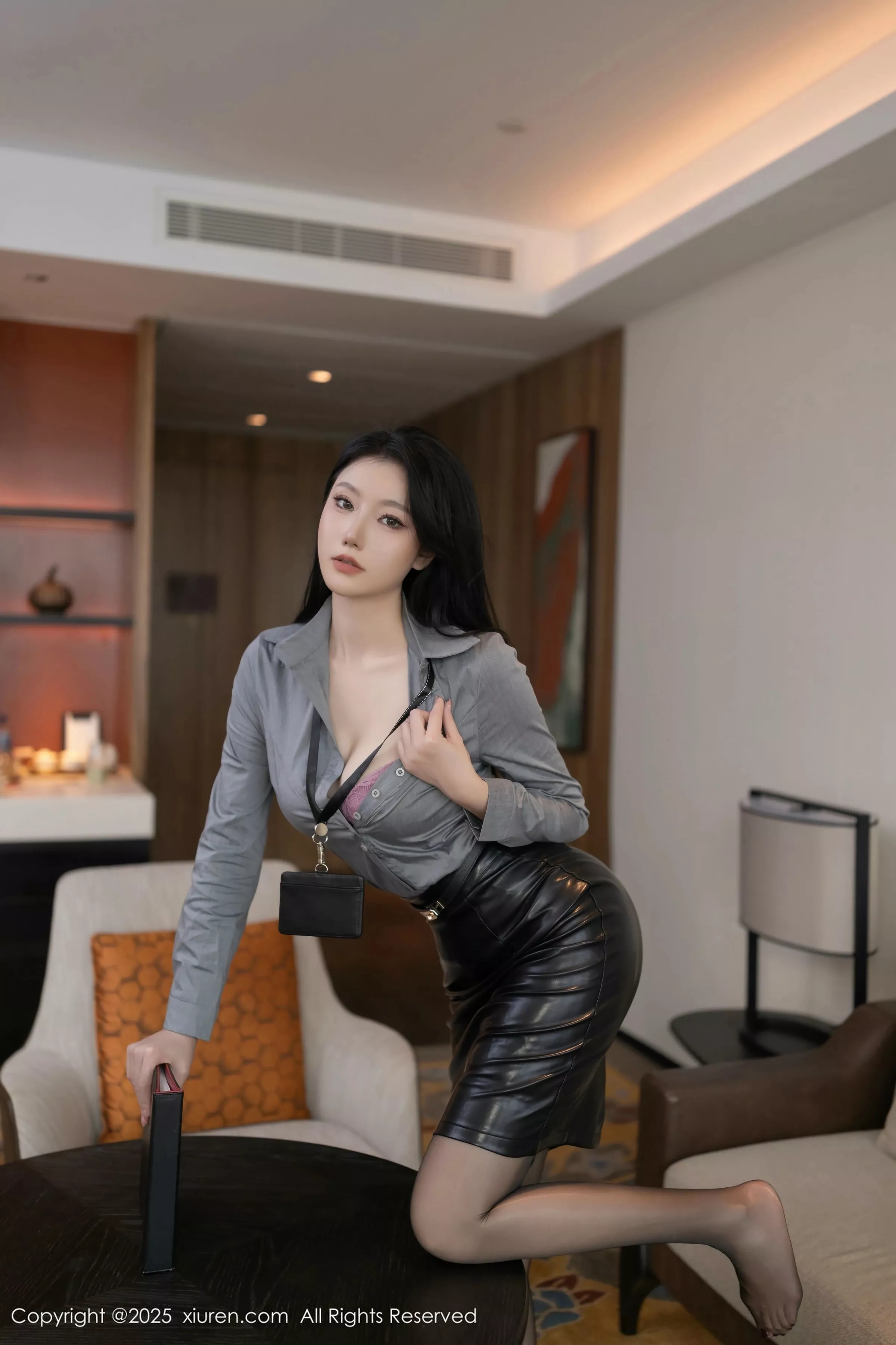 秀人集.com_[XiuRen秀人网]No.10245_模特安然anran灰色衬衫配黑皮短裙露超薄黑丝秀曼妙身姿诱惑写真80P