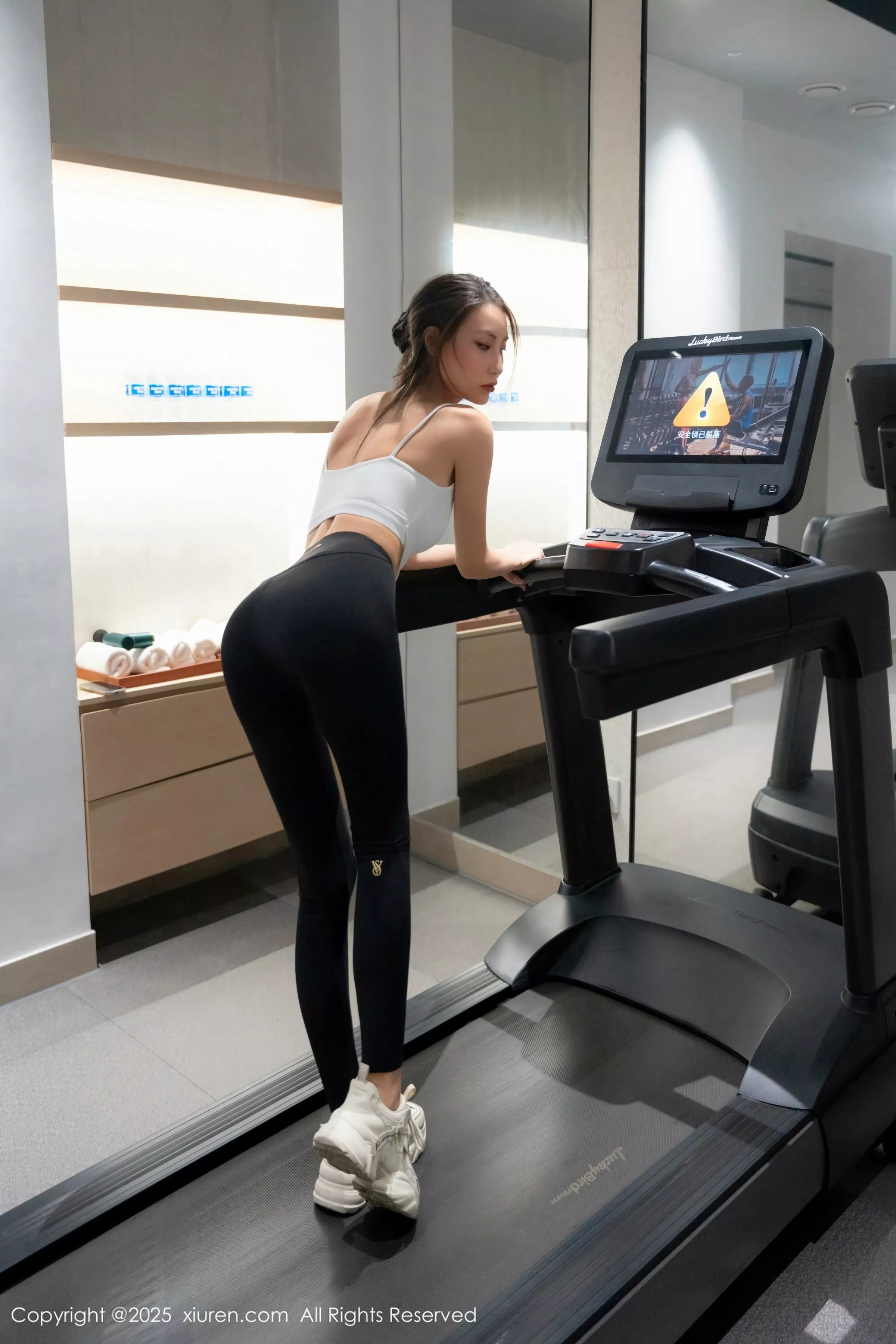 秀人集.com_[XiuRen秀人网]No.10239_模特Lingyu69健身房场景性感紧身瑜伽服饰秀丰腴身材诱惑写真58P