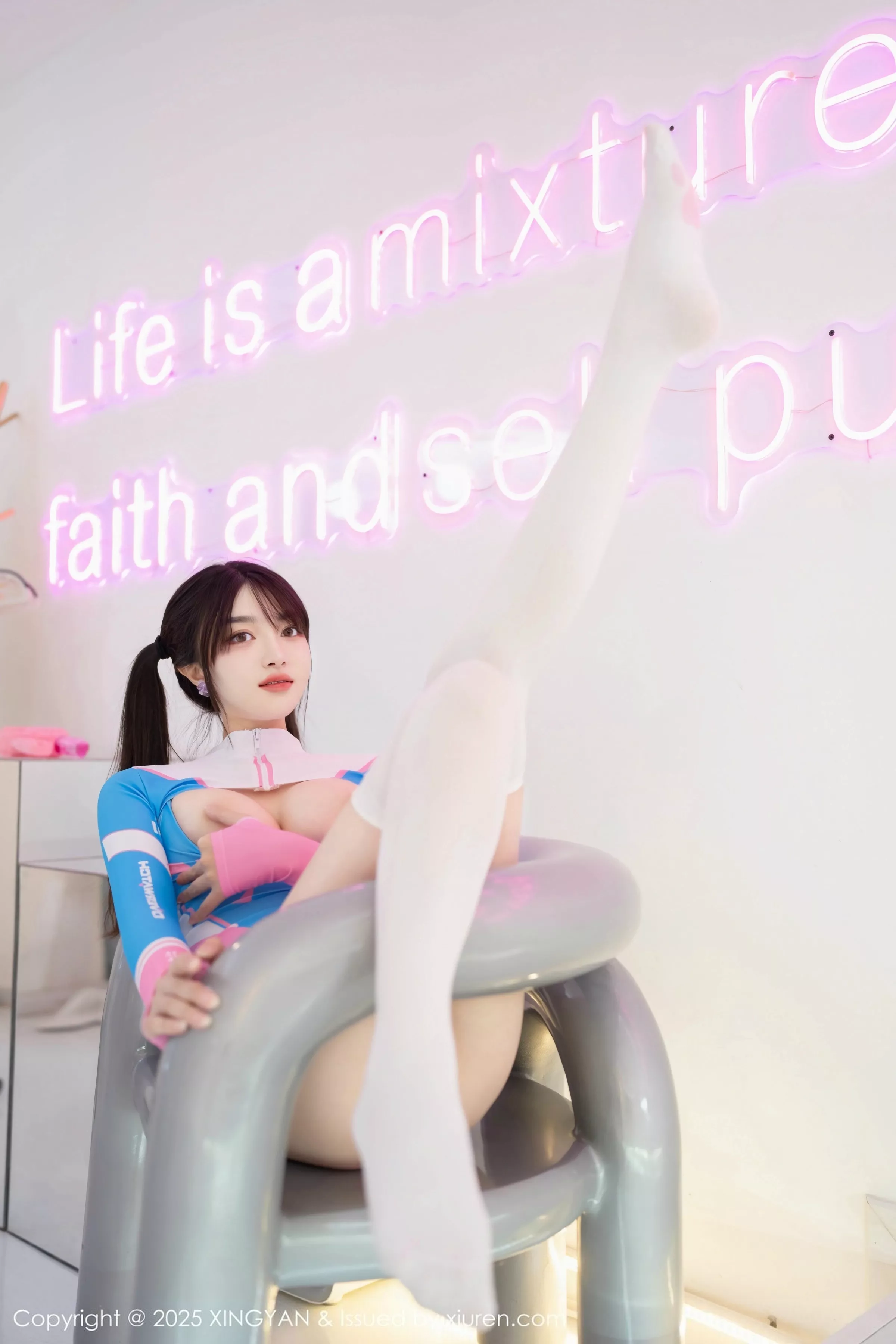 秀人集.com_[XINGYAN星颜社]VOL.347_模特白露lulu性感蓝色高开叉服饰配白丝袜秀曼妙身姿诱惑写真69P