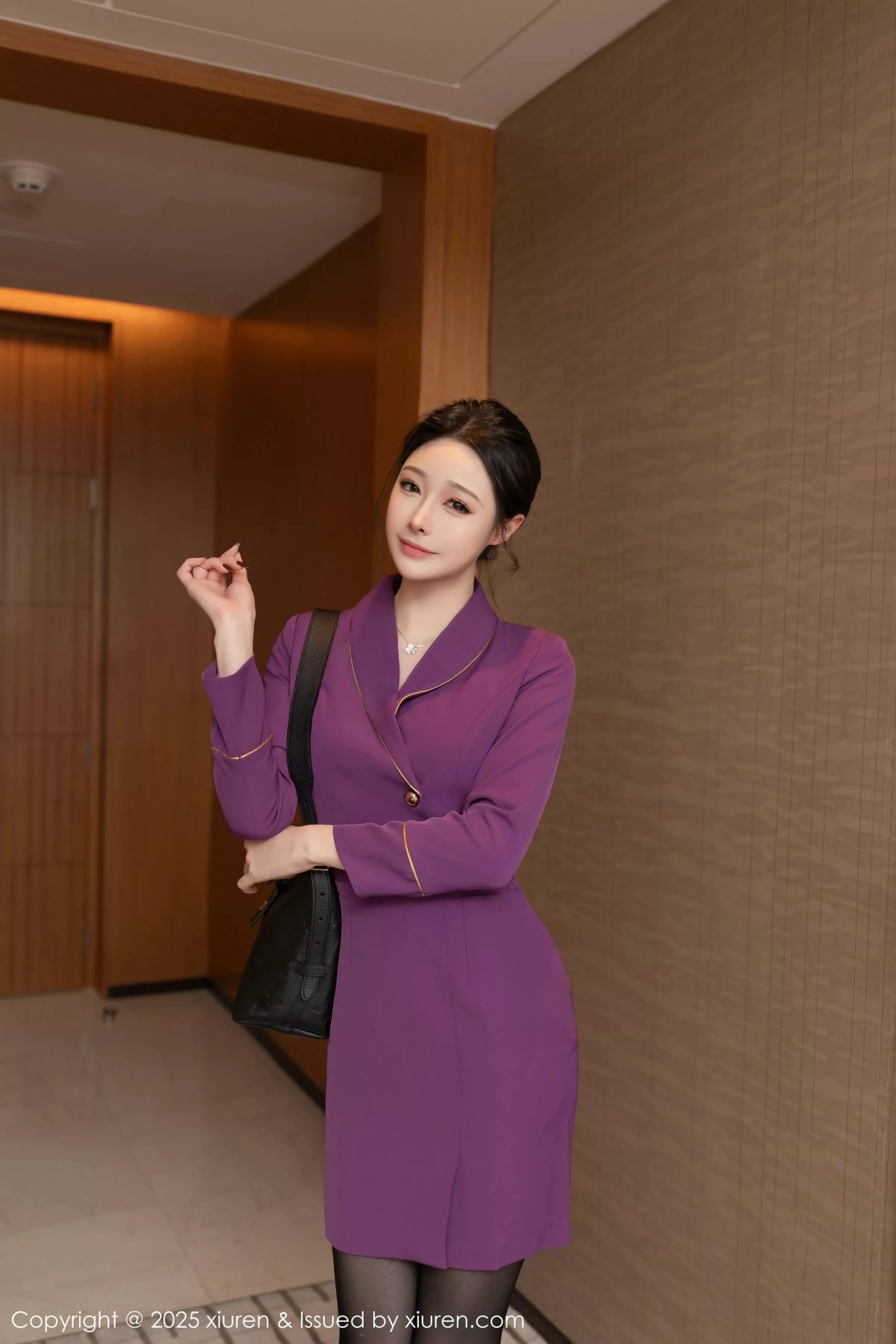 秀人集.com_[XiuRen秀人网]No.10290_模特小逗逗性感紫色制服露黑色情趣内衣配超薄黑丝秀美腿诱惑写真80P